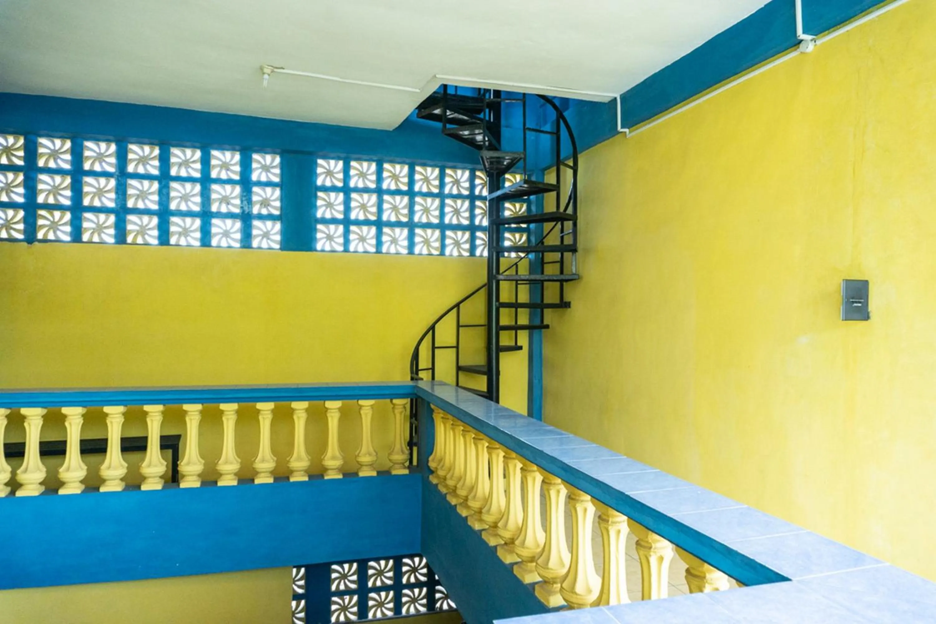 Property building in RedDoorz near H. Hasan Aroeboesman Airport