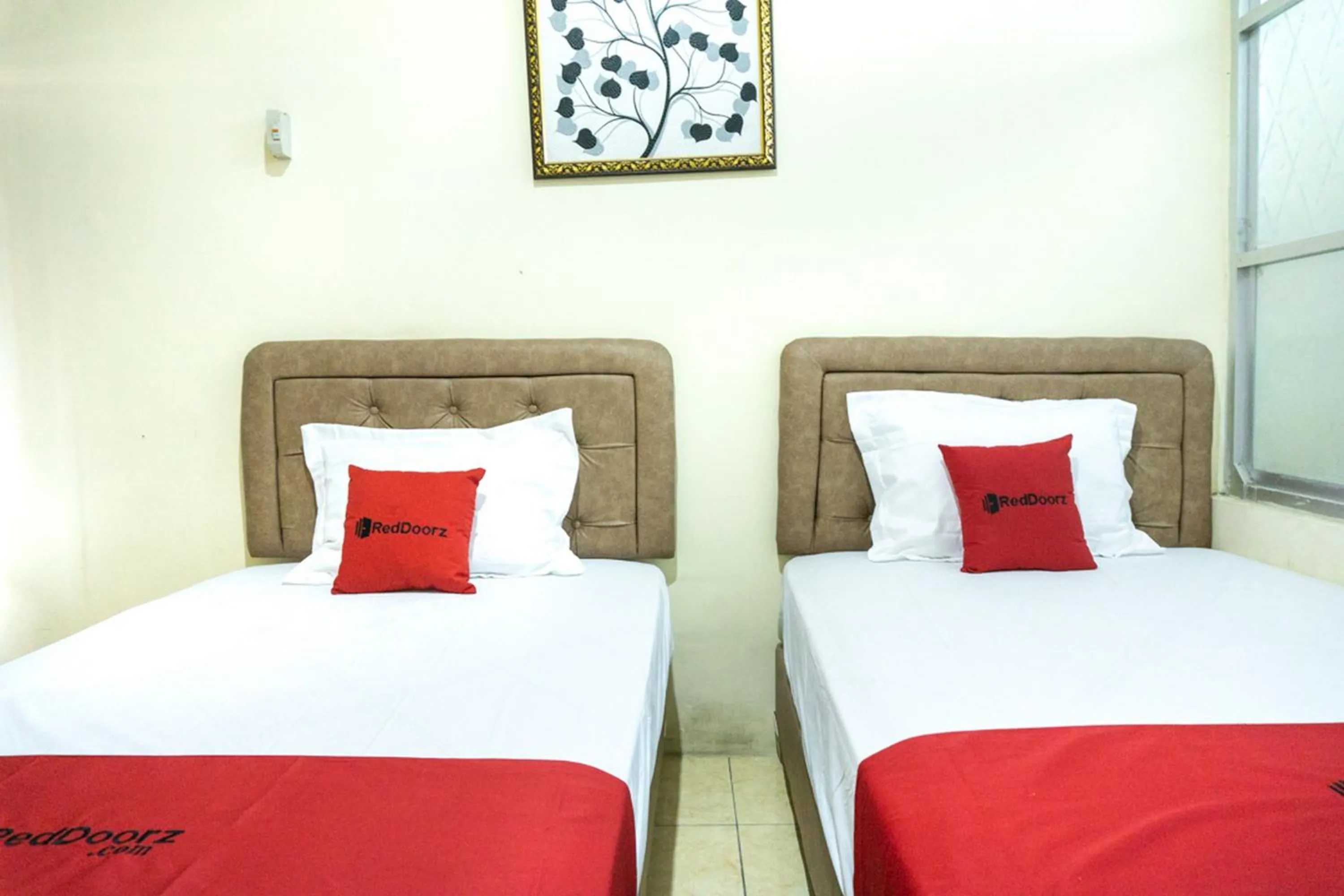 Bedroom in RedDoorz near H. Hasan Aroeboesman Airport