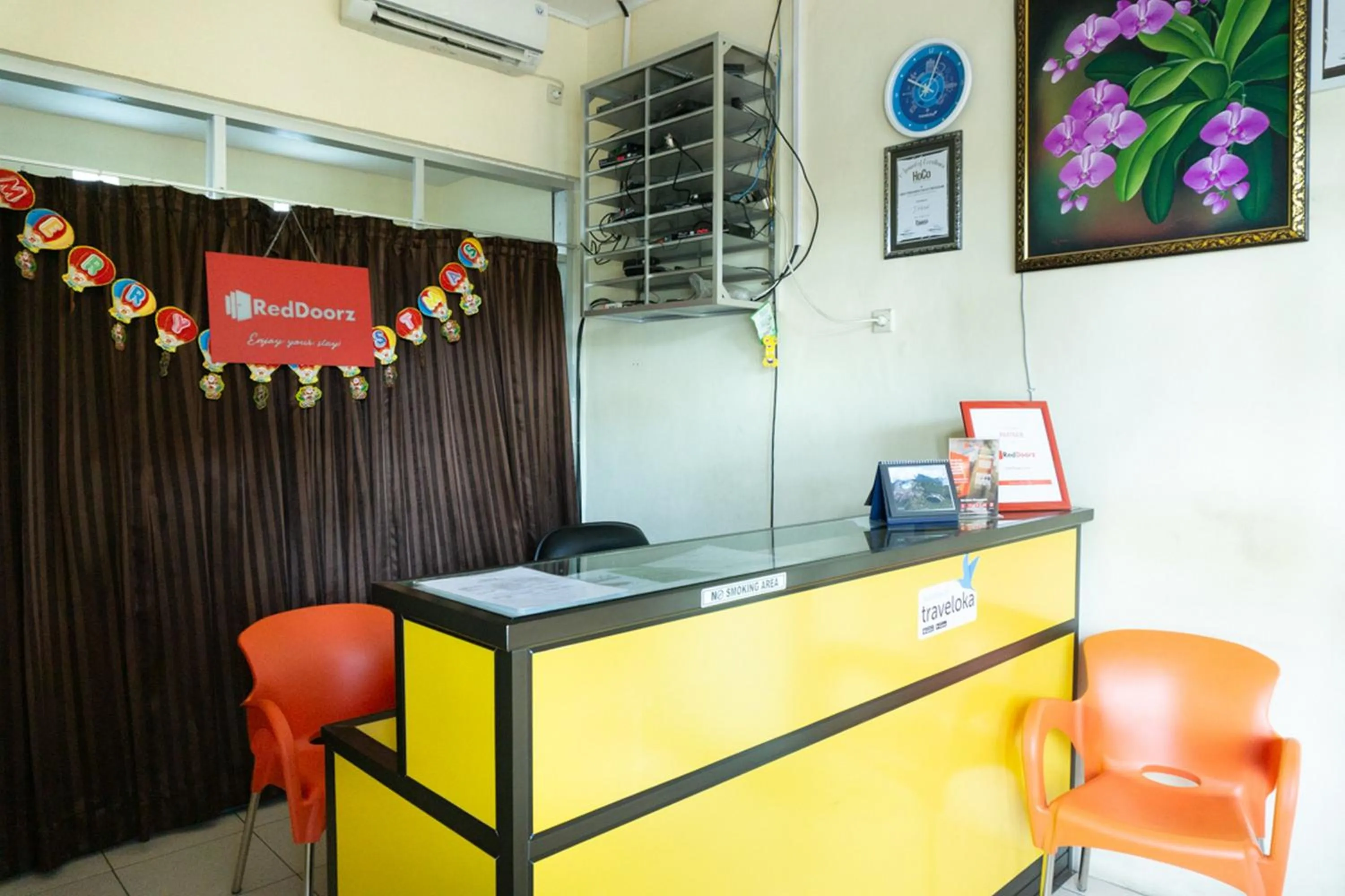 Lobby or reception in RedDoorz near H. Hasan Aroeboesman Airport