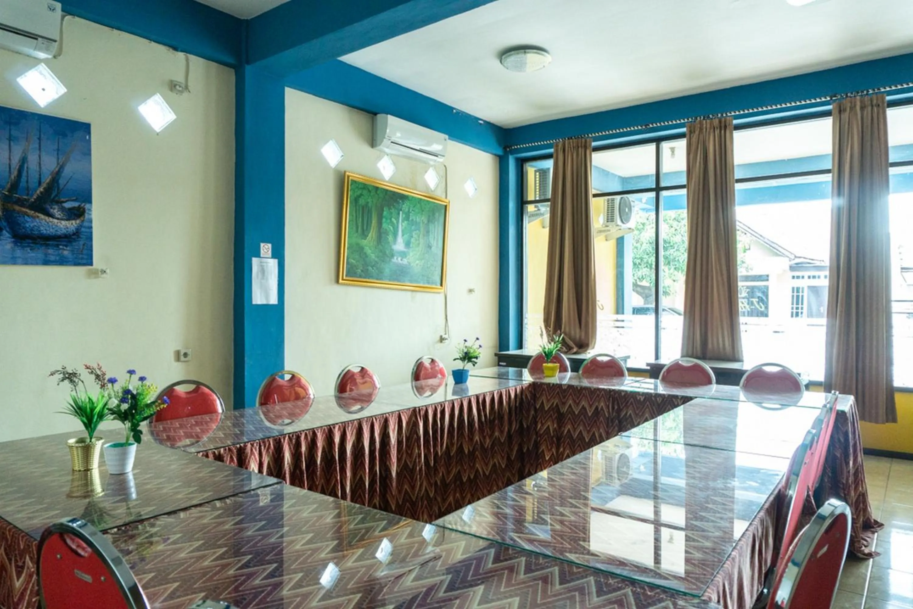 Meeting/conference room in RedDoorz near H. Hasan Aroeboesman Airport
