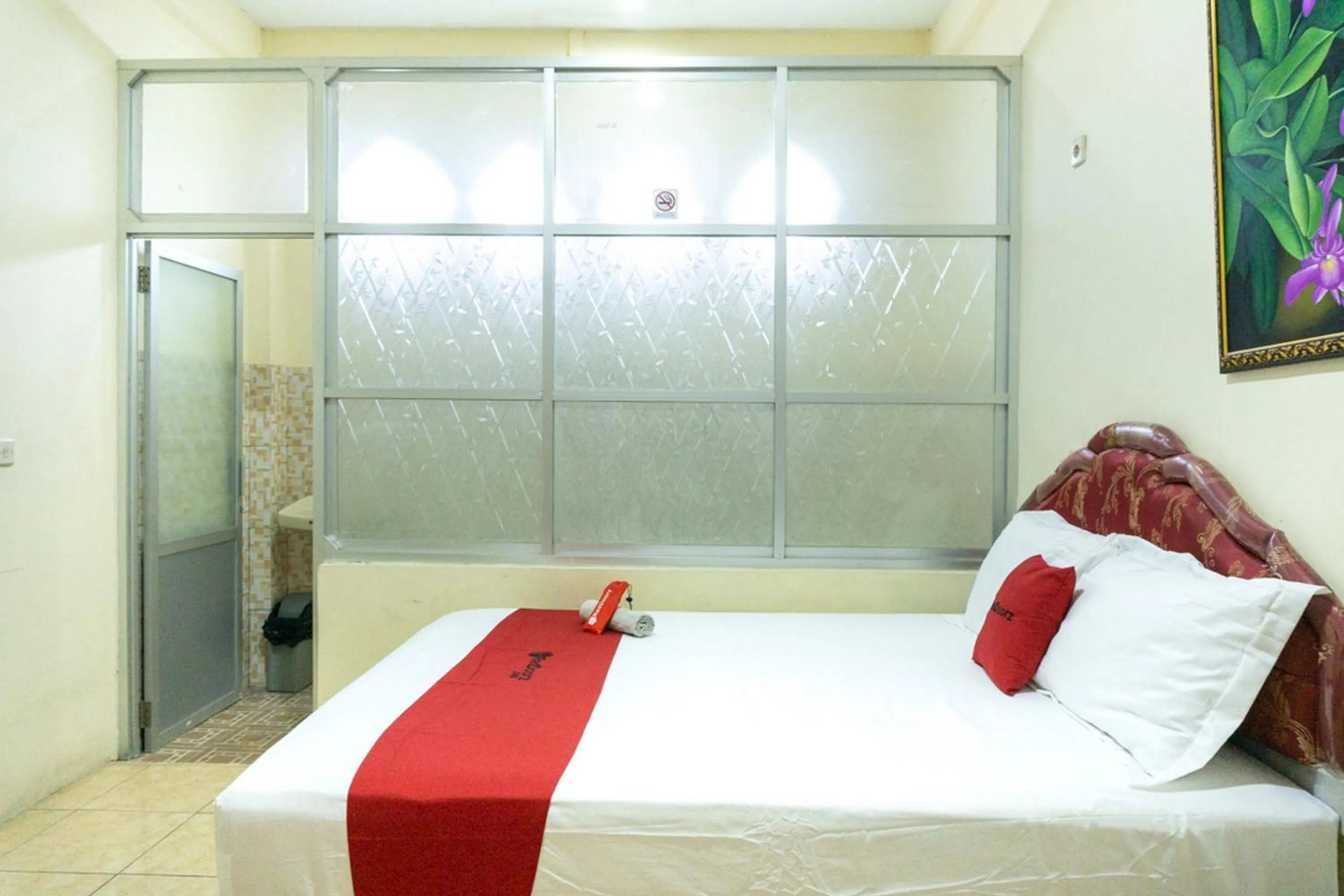 Bedroom in RedDoorz near H. Hasan Aroeboesman Airport