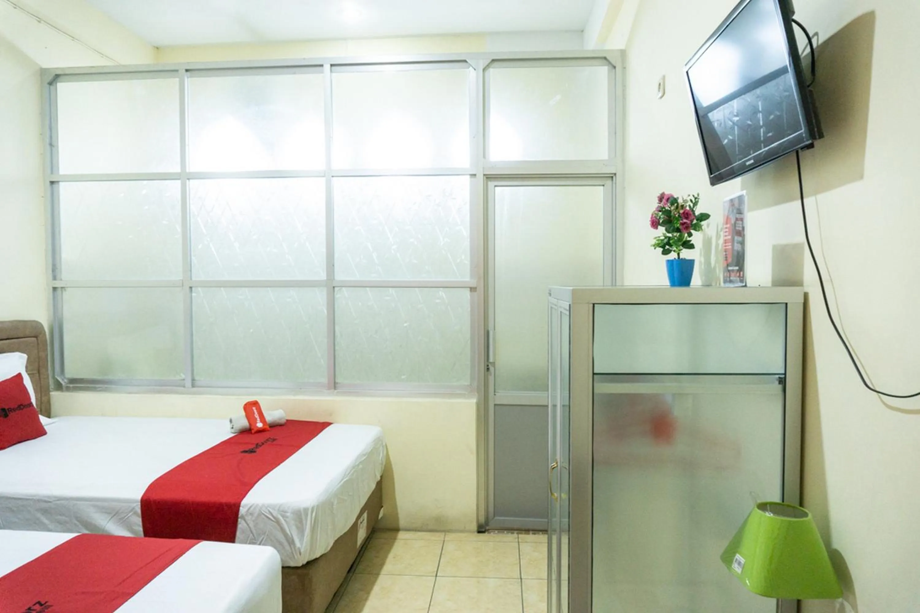 Bedroom in RedDoorz near H. Hasan Aroeboesman Airport