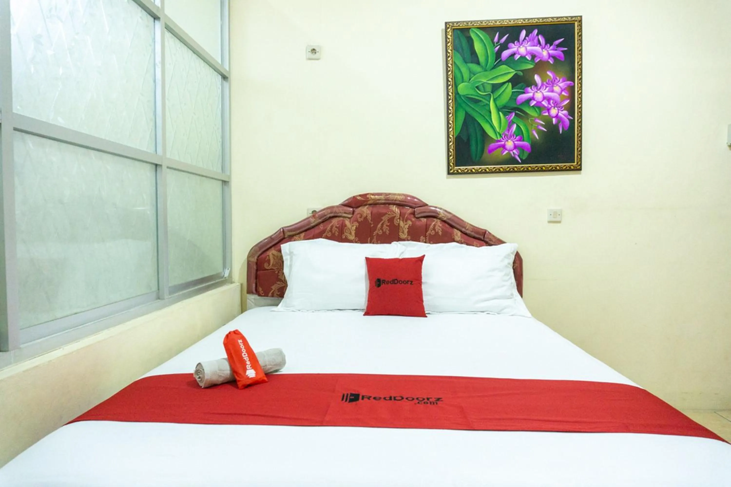 Bedroom in RedDoorz near H. Hasan Aroeboesman Airport