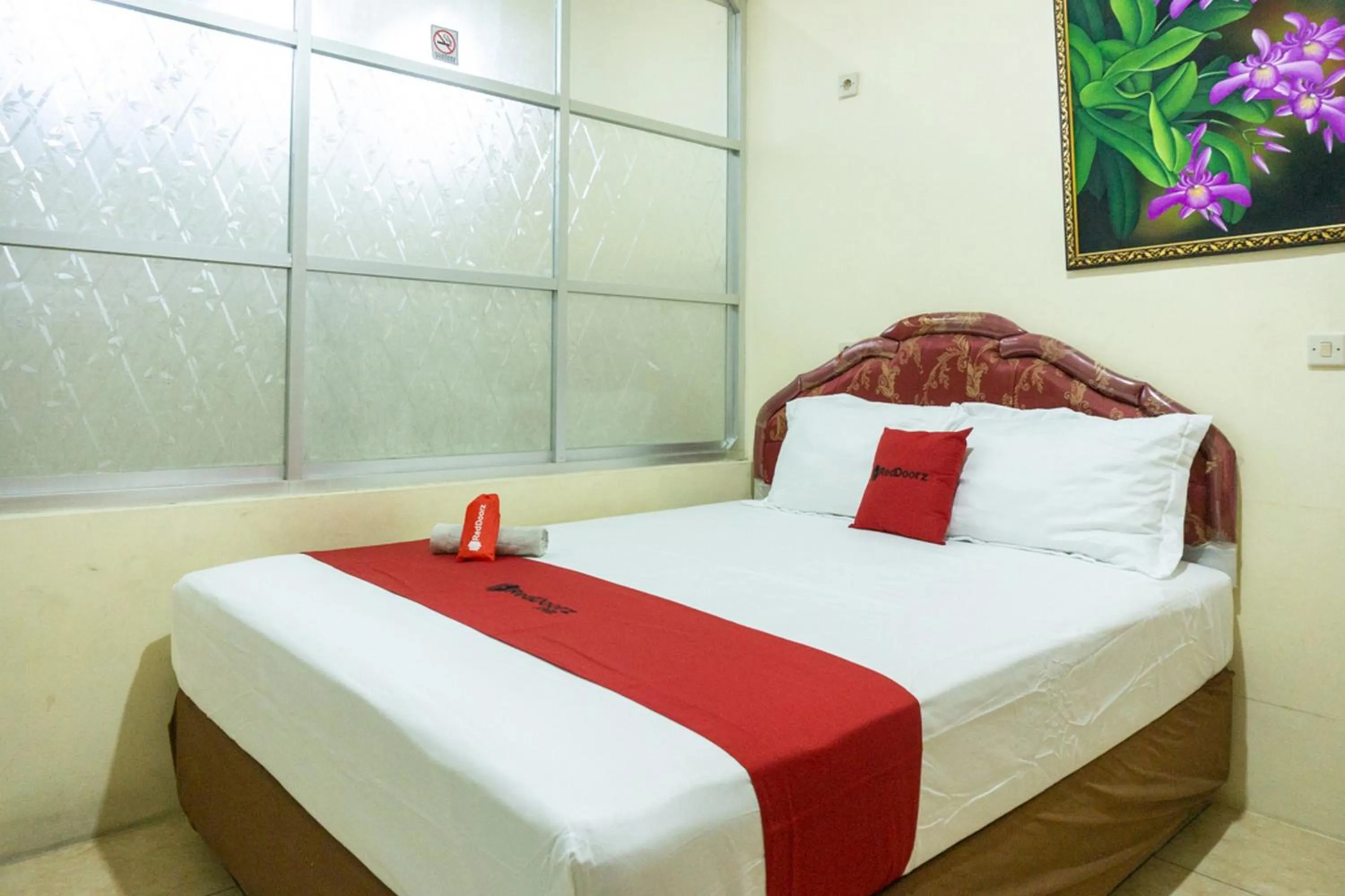 Bedroom in RedDoorz near H. Hasan Aroeboesman Airport