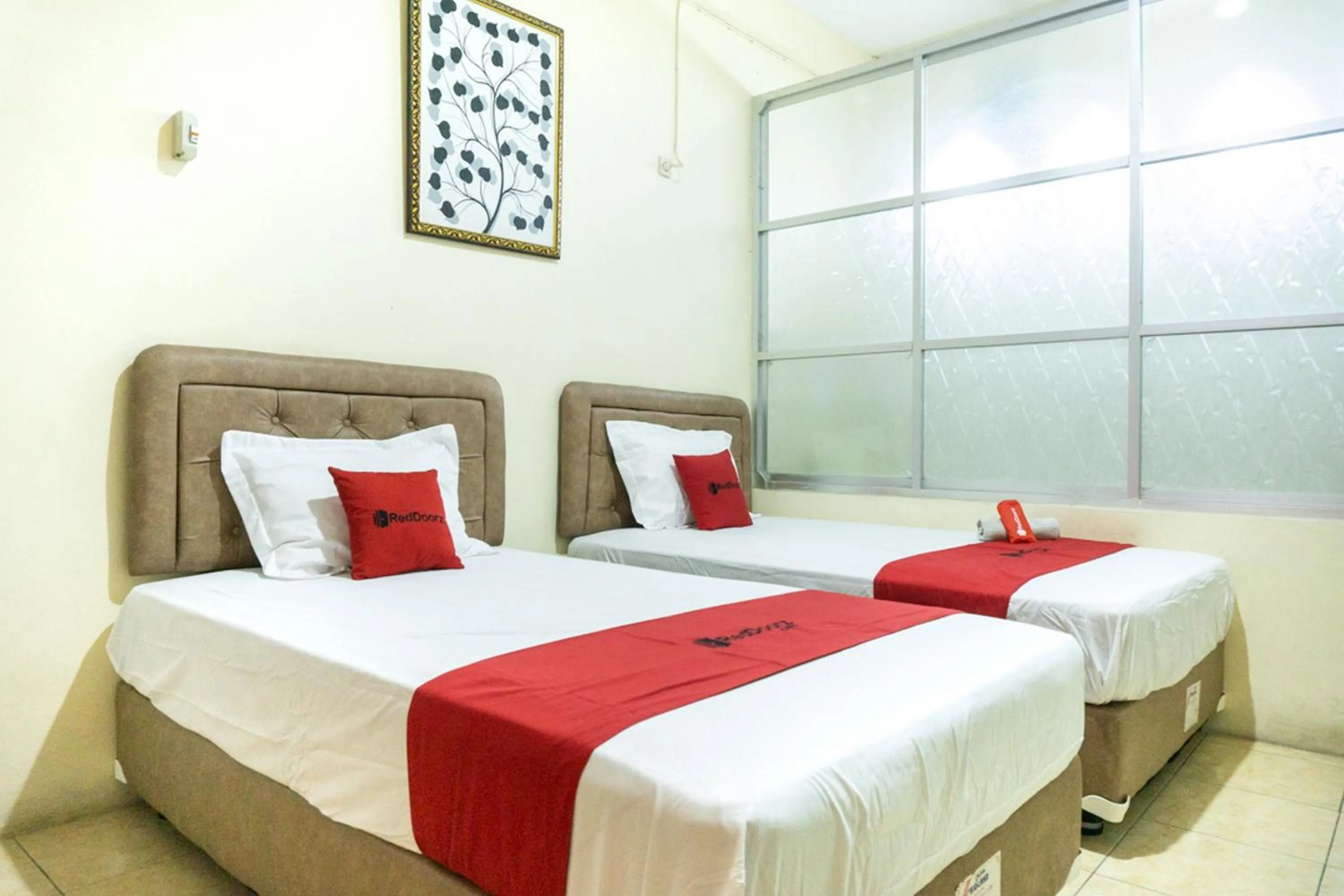 Bedroom in RedDoorz near H. Hasan Aroeboesman Airport