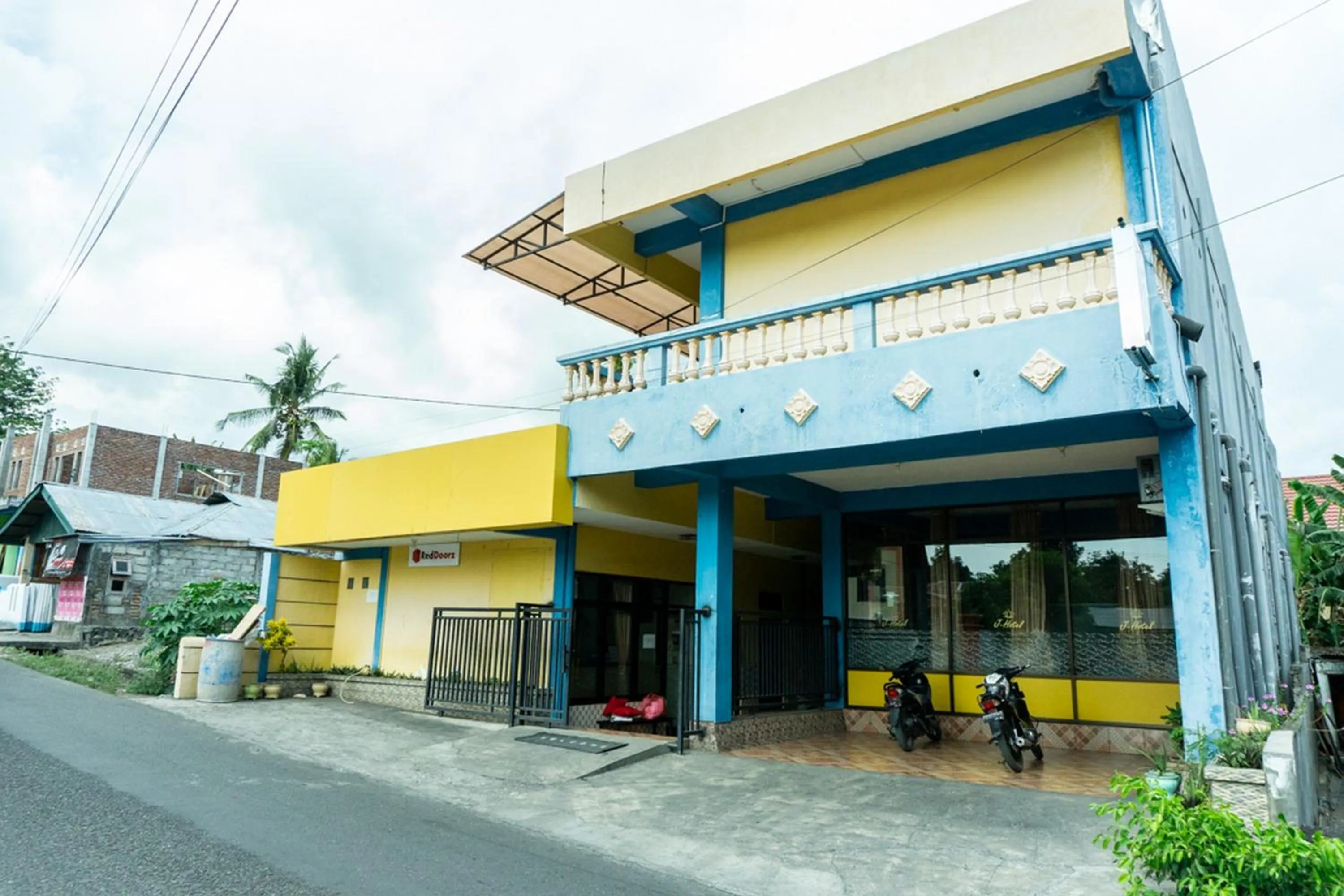 Facade/entrance in RedDoorz near H. Hasan Aroeboesman Airport
