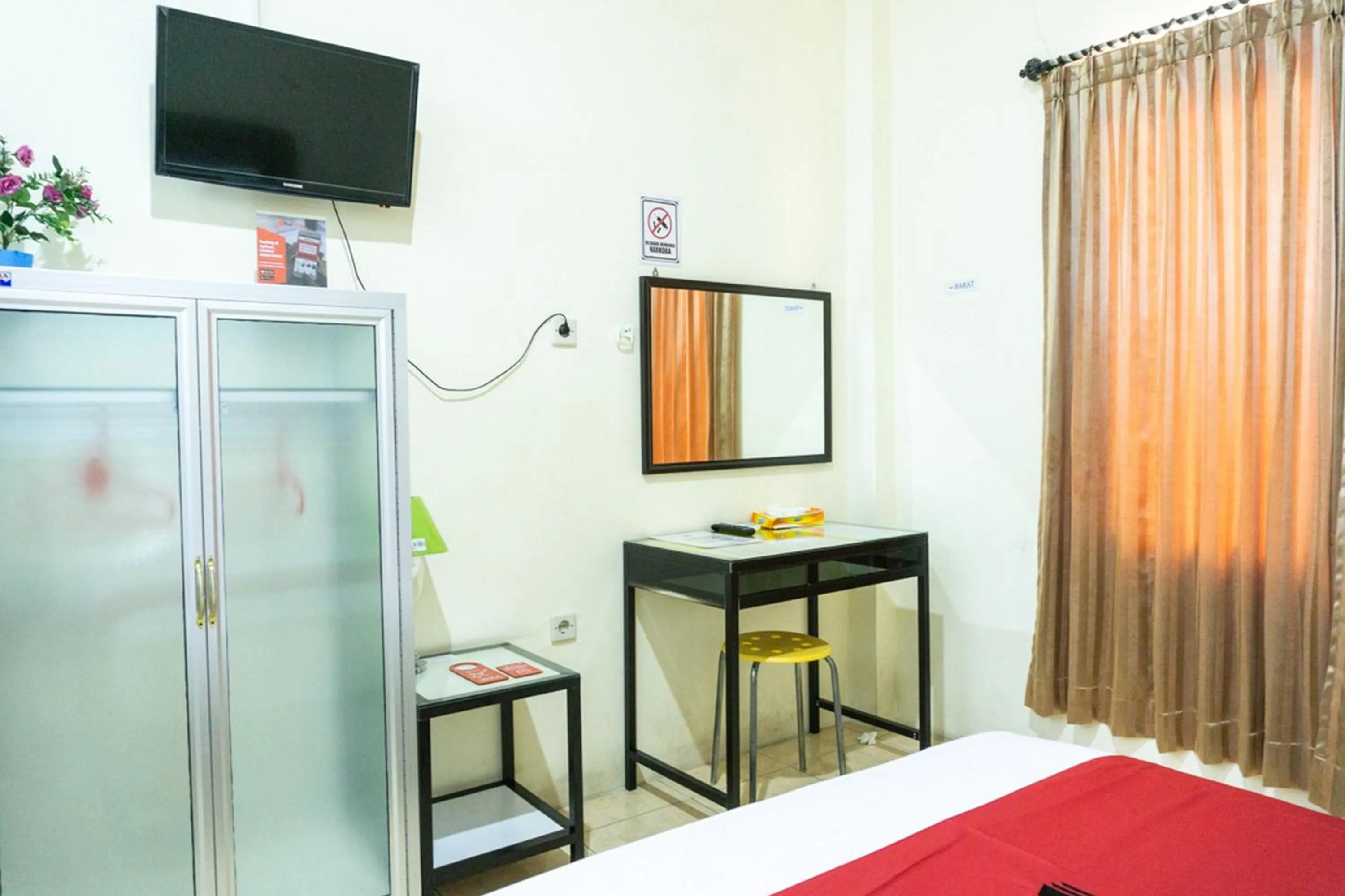 Bedroom in RedDoorz near H. Hasan Aroeboesman Airport