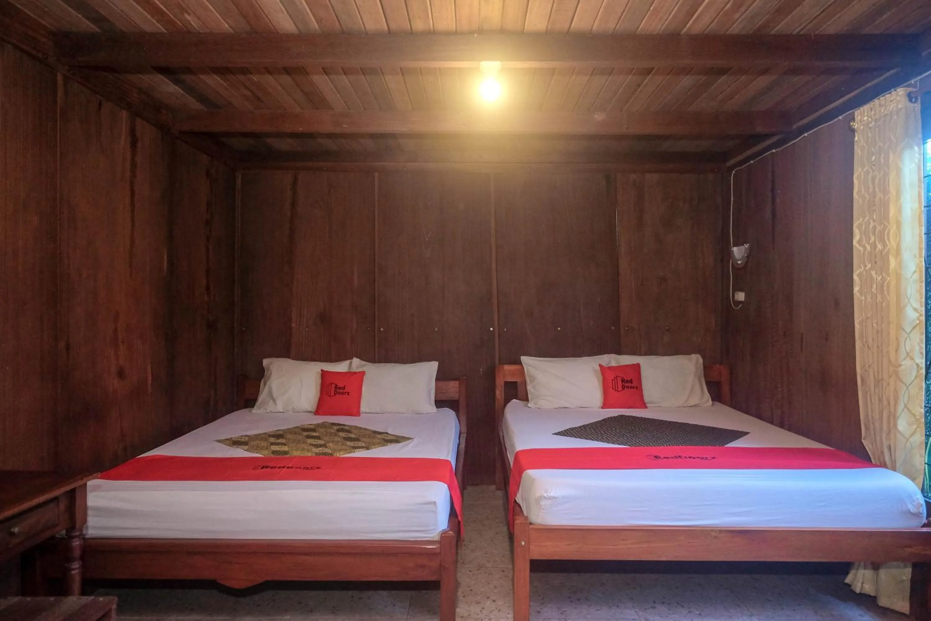 Bedroom, Bed in RedDoorz at Omah Kayu Homestay Yogyakarta