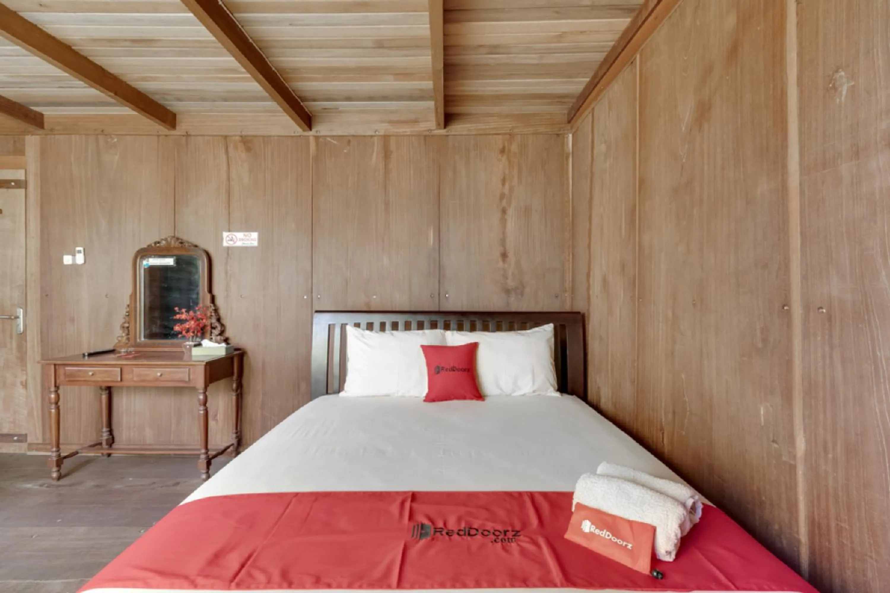 Bedroom, Bed in RedDoorz at Omah Kayu Homestay Yogyakarta