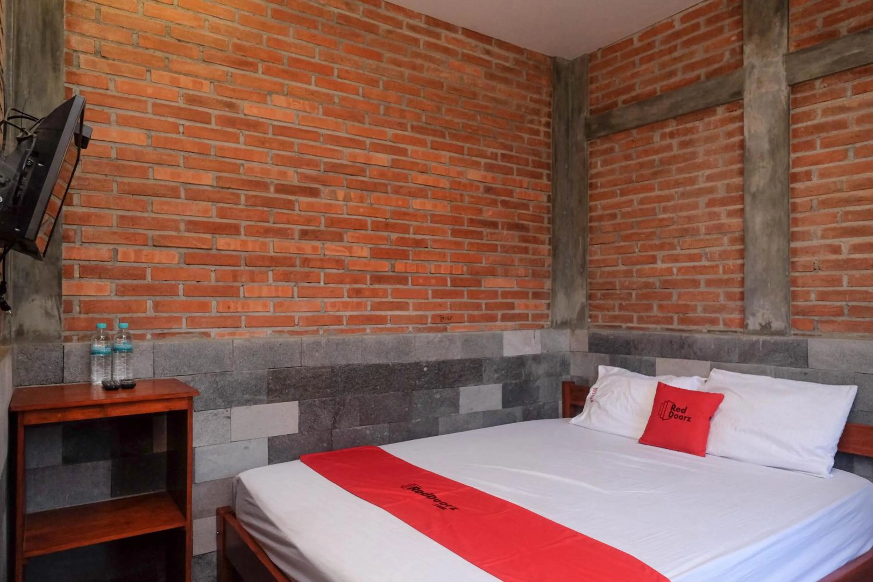 Bedroom, Bed in RedDoorz at Omah Kayu Homestay Yogyakarta