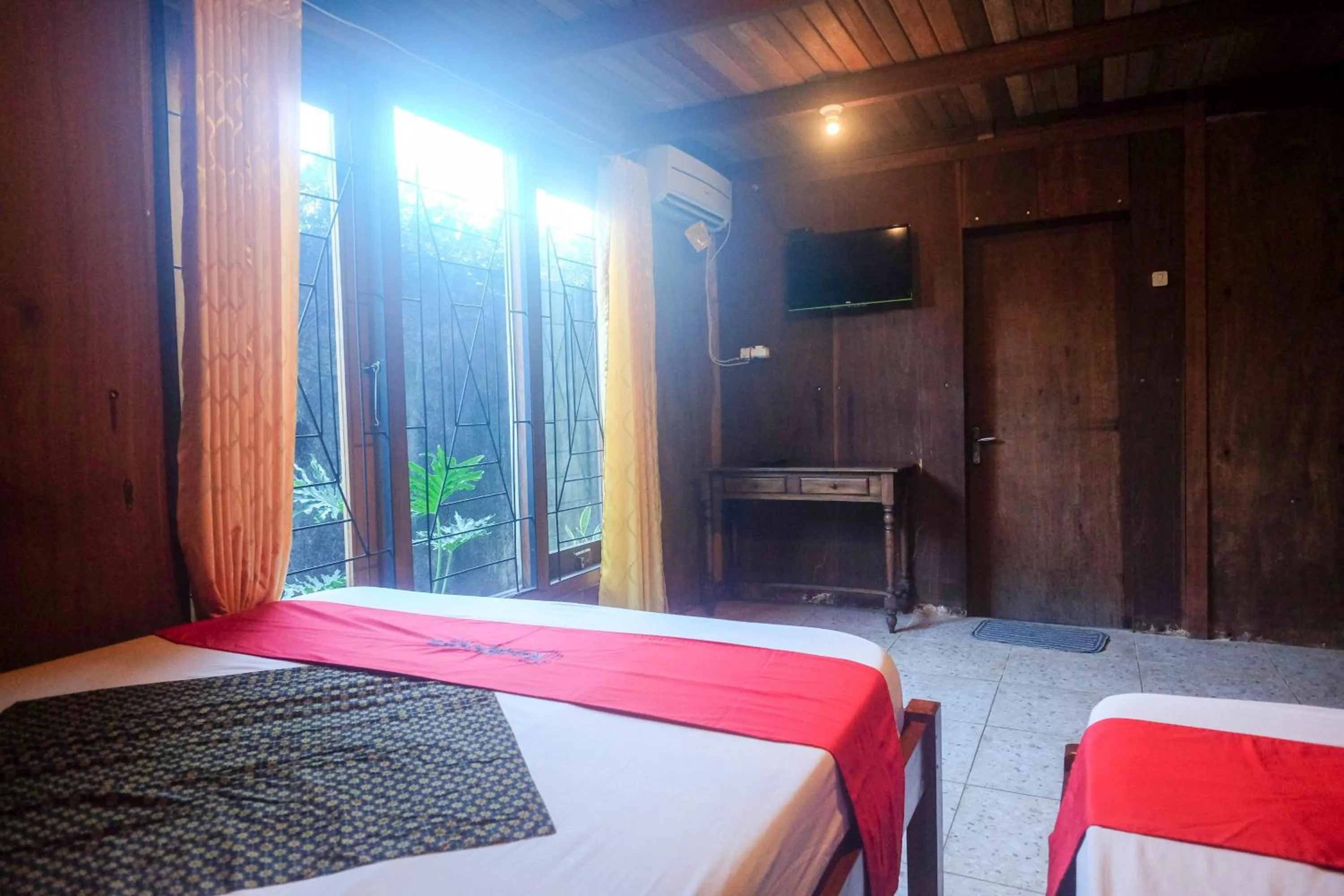 Bedroom, Bed in RedDoorz at Omah Kayu Homestay Yogyakarta