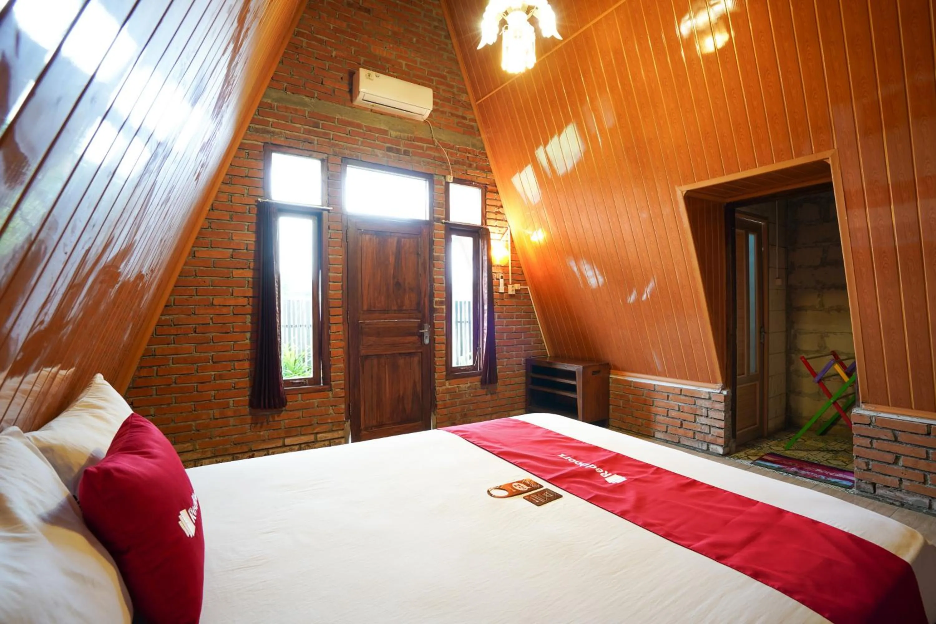 Bedroom, Bed in RedDoorz at Omah Kayu Homestay Yogyakarta