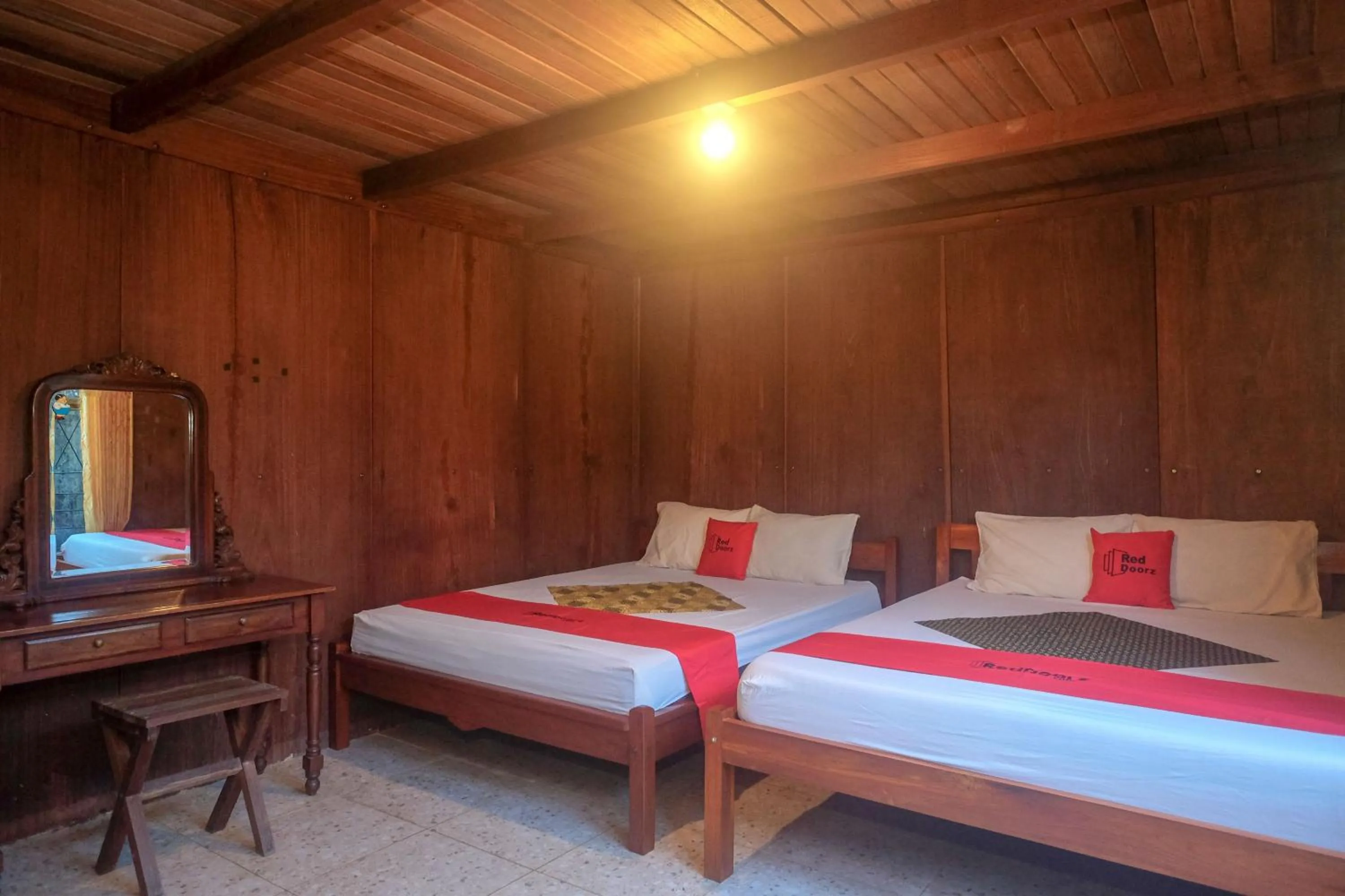 Bedroom, Bed in RedDoorz at Omah Kayu Homestay Yogyakarta