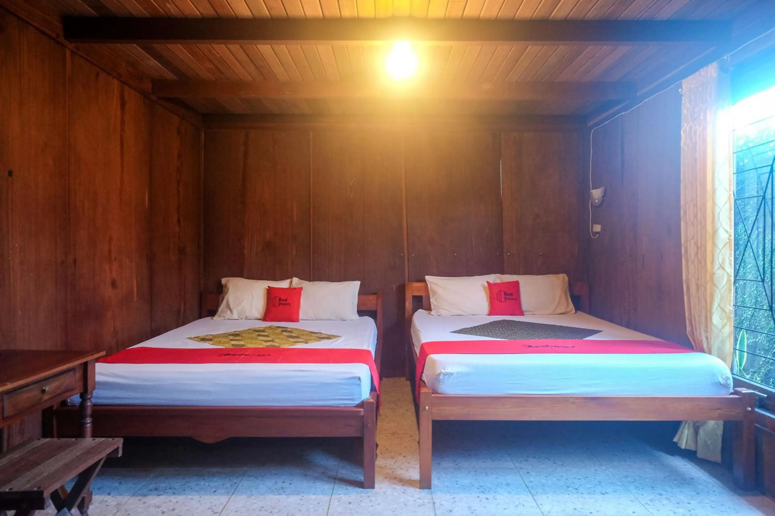 Bedroom, Bed in RedDoorz at Omah Kayu Homestay Yogyakarta