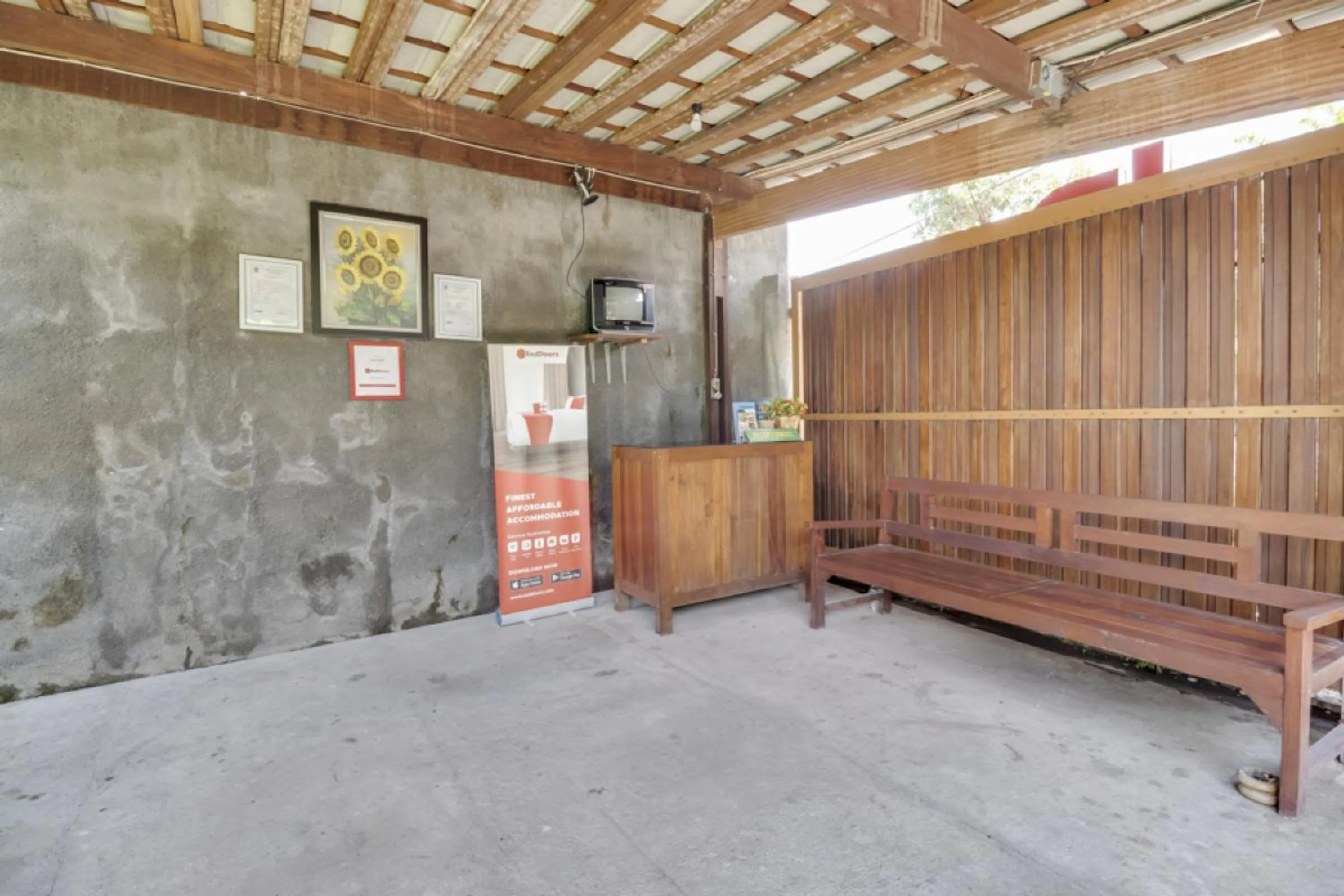 Lobby or reception in RedDoorz at Omah Kayu Homestay Yogyakarta