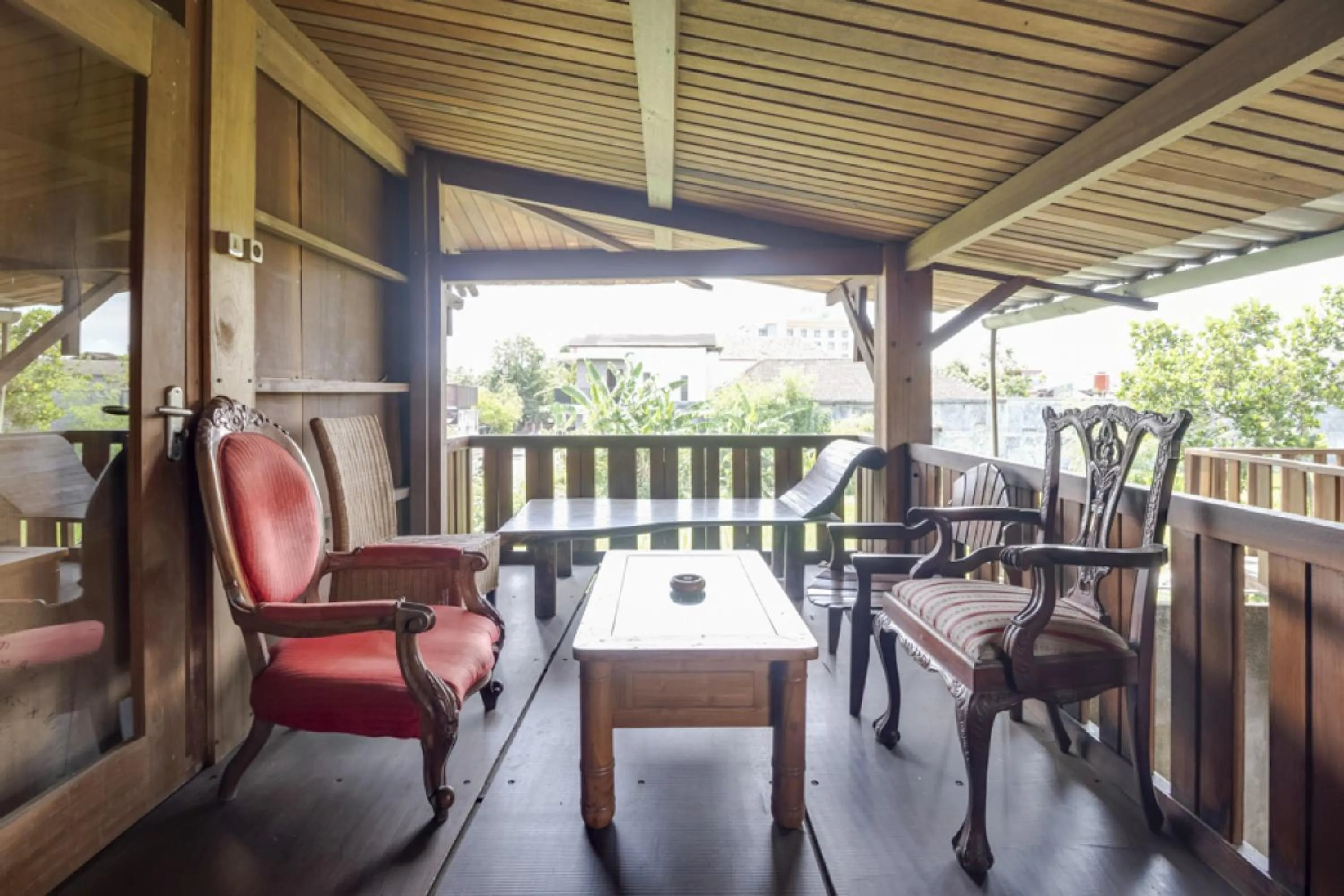 Living room in RedDoorz at Omah Kayu Homestay Yogyakarta