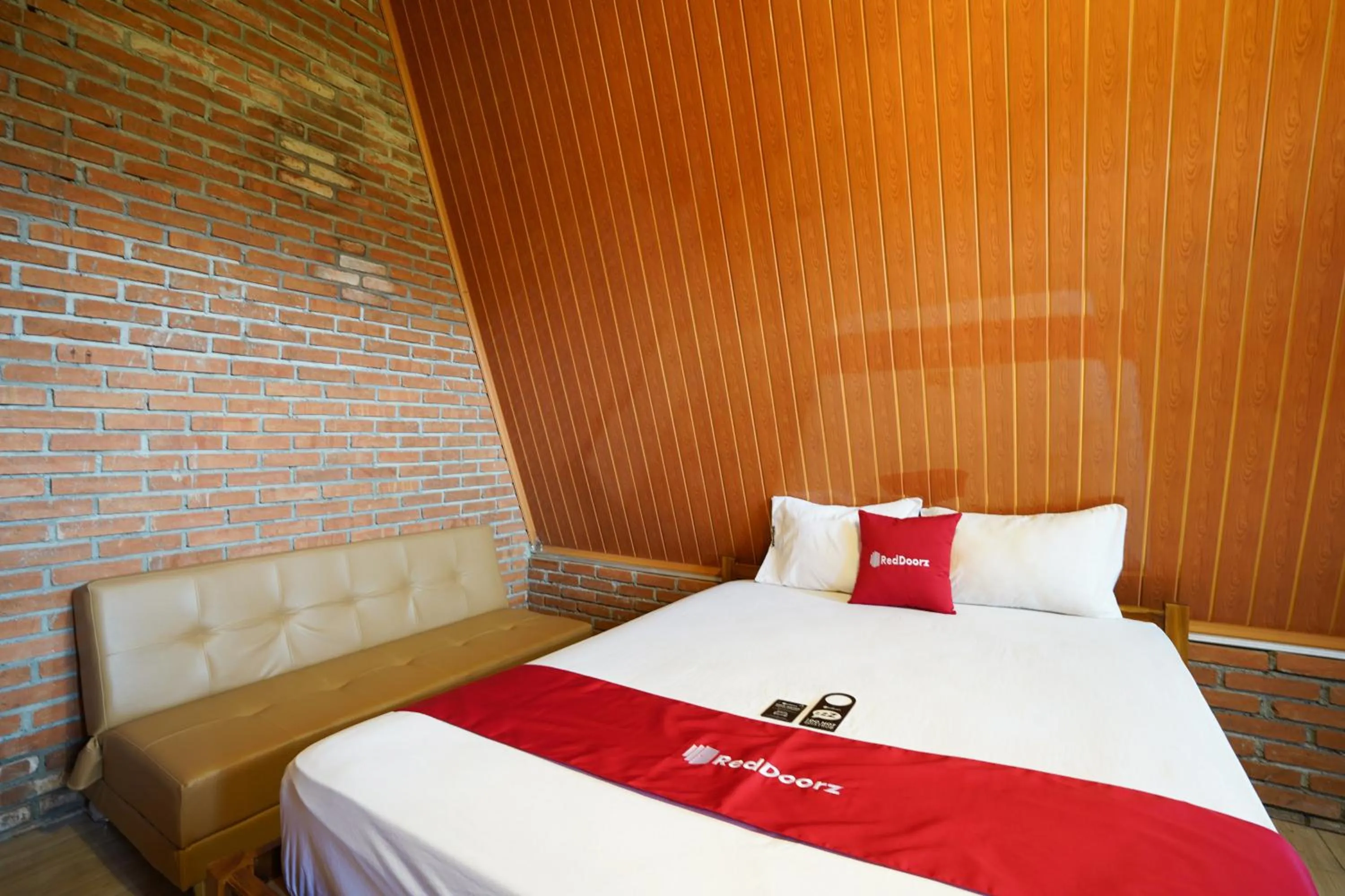 Bedroom, Bed in RedDoorz at Omah Kayu Homestay Yogyakarta