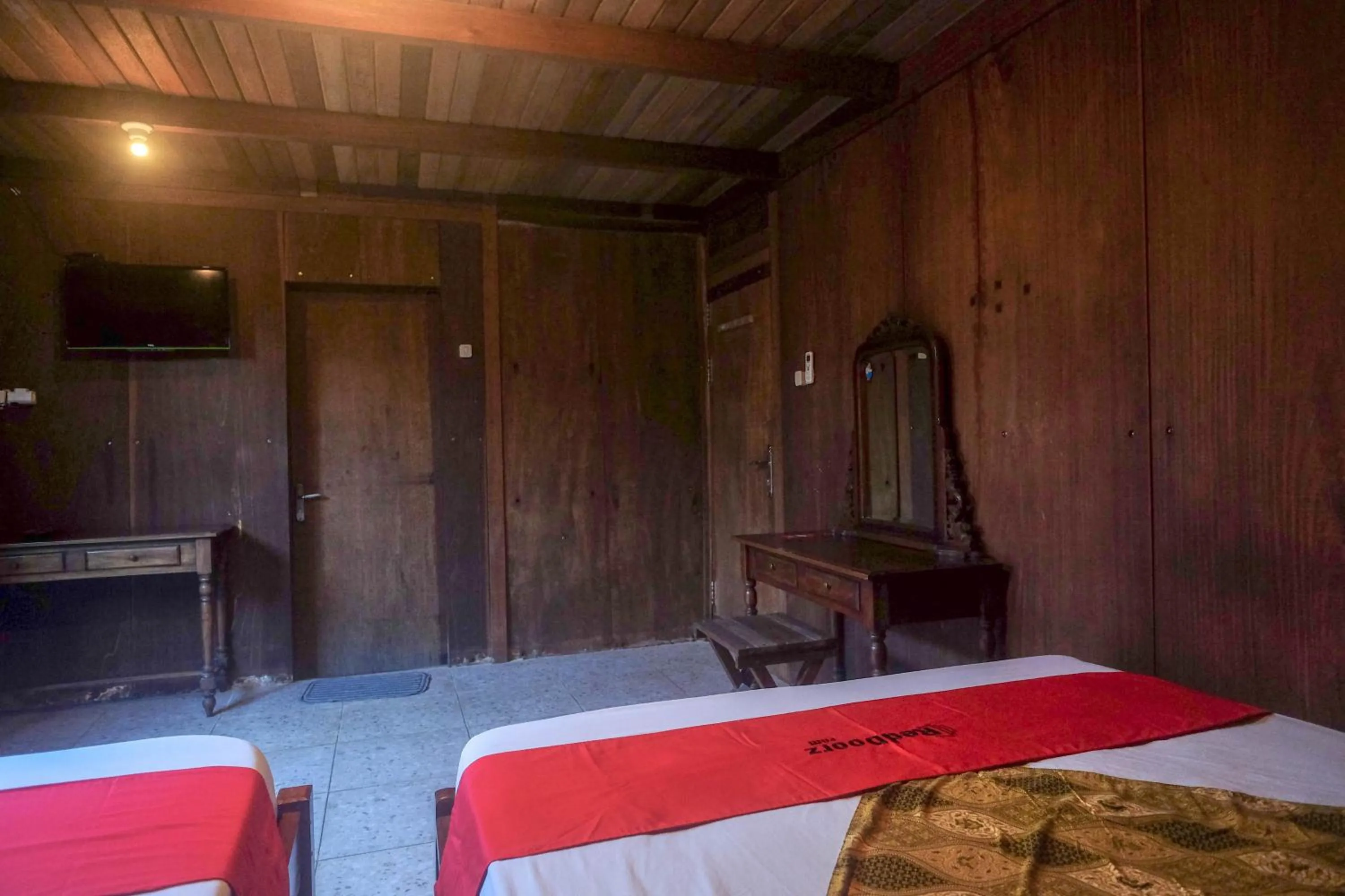 Bedroom, Bed in RedDoorz at Omah Kayu Homestay Yogyakarta