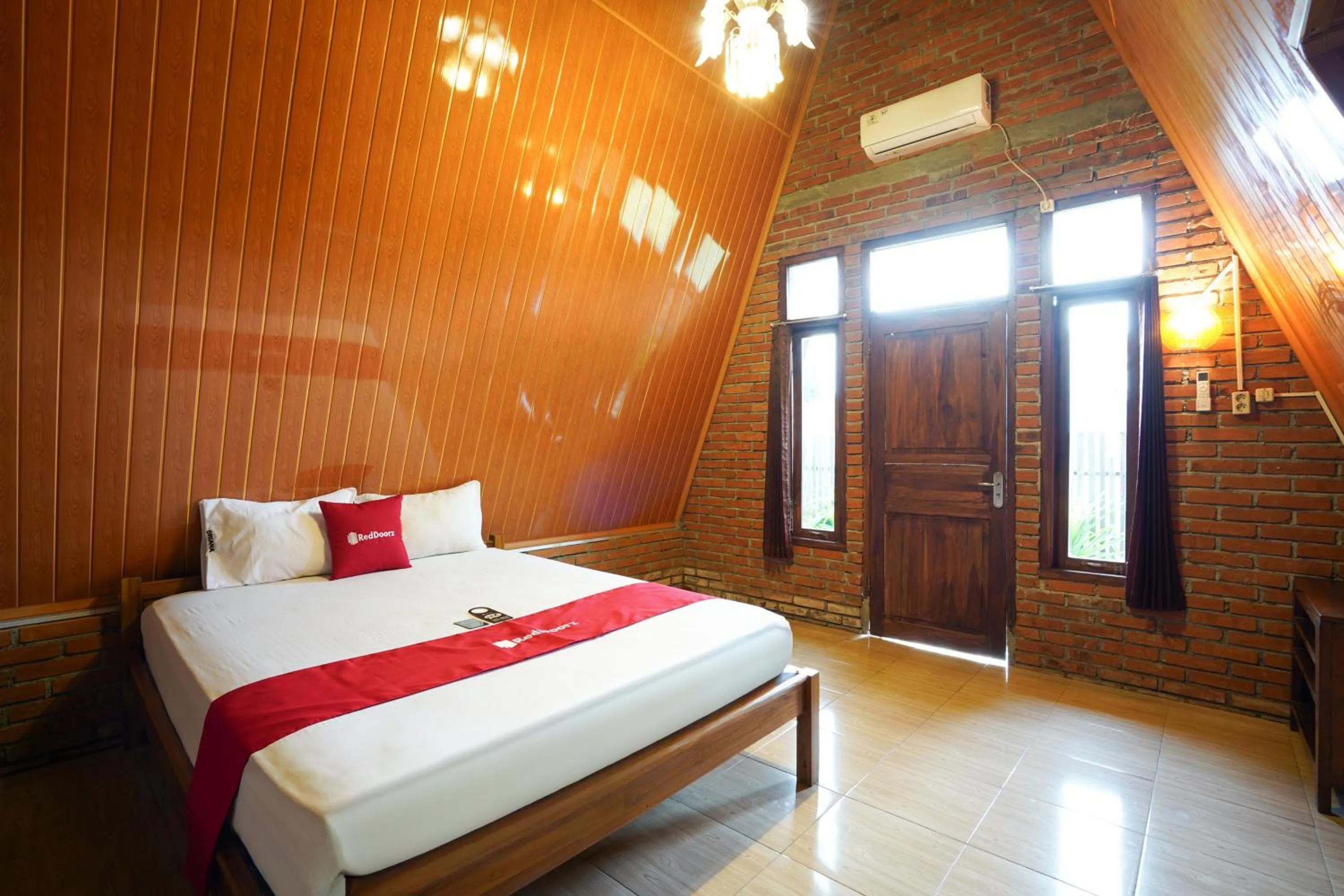 Bedroom, Bed in RedDoorz at Omah Kayu Homestay Yogyakarta