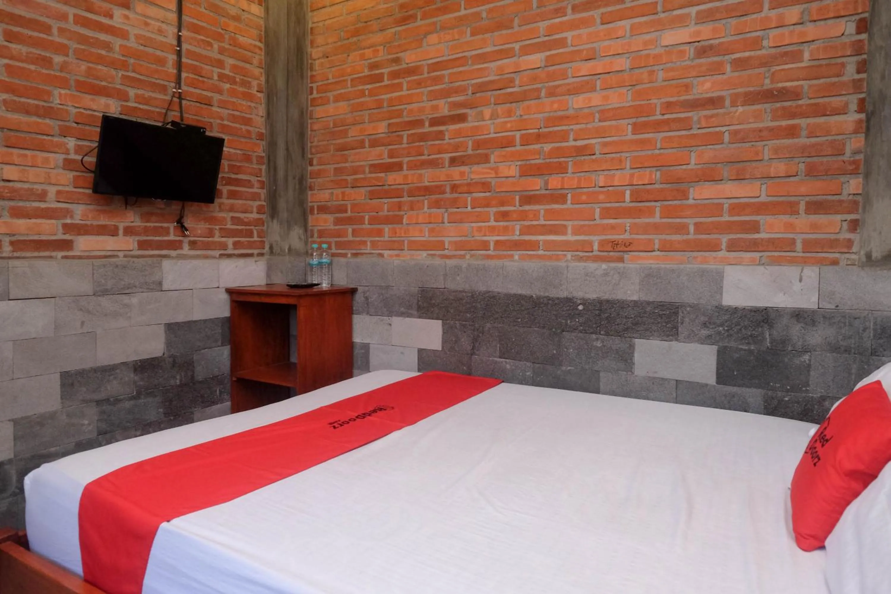 Bedroom, Bed in RedDoorz at Omah Kayu Homestay Yogyakarta