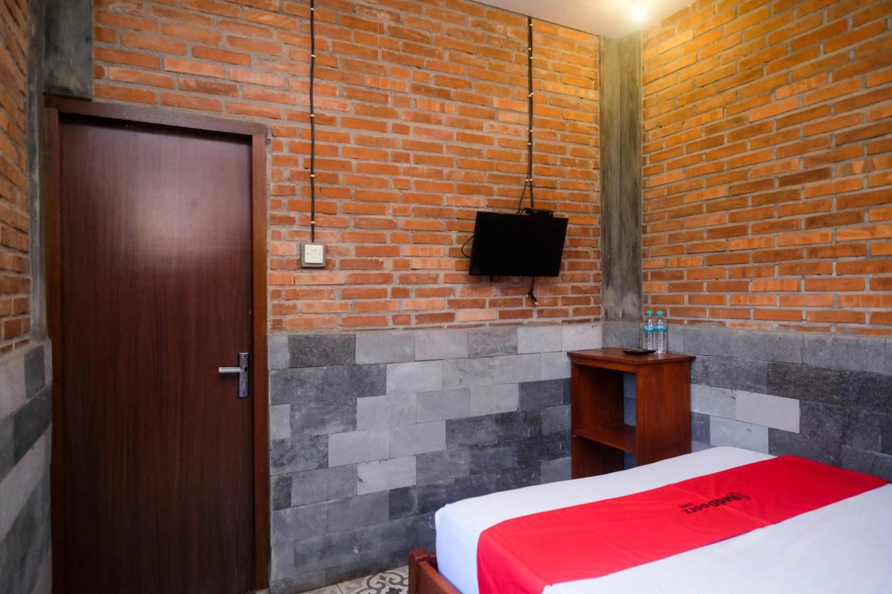 Bedroom, Bed in RedDoorz at Omah Kayu Homestay Yogyakarta