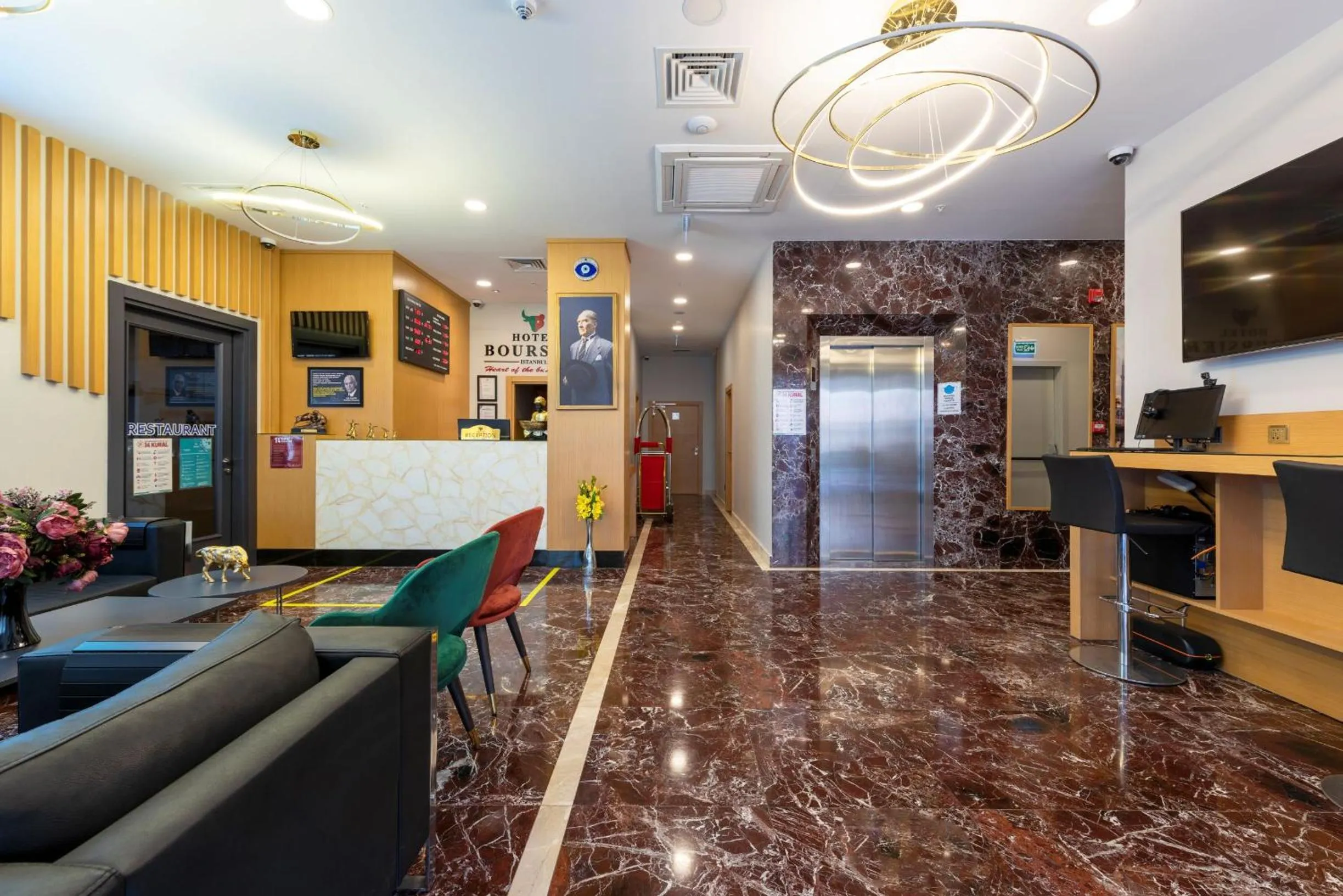 Lobby or reception in Hotel Boursier 2 & Spa