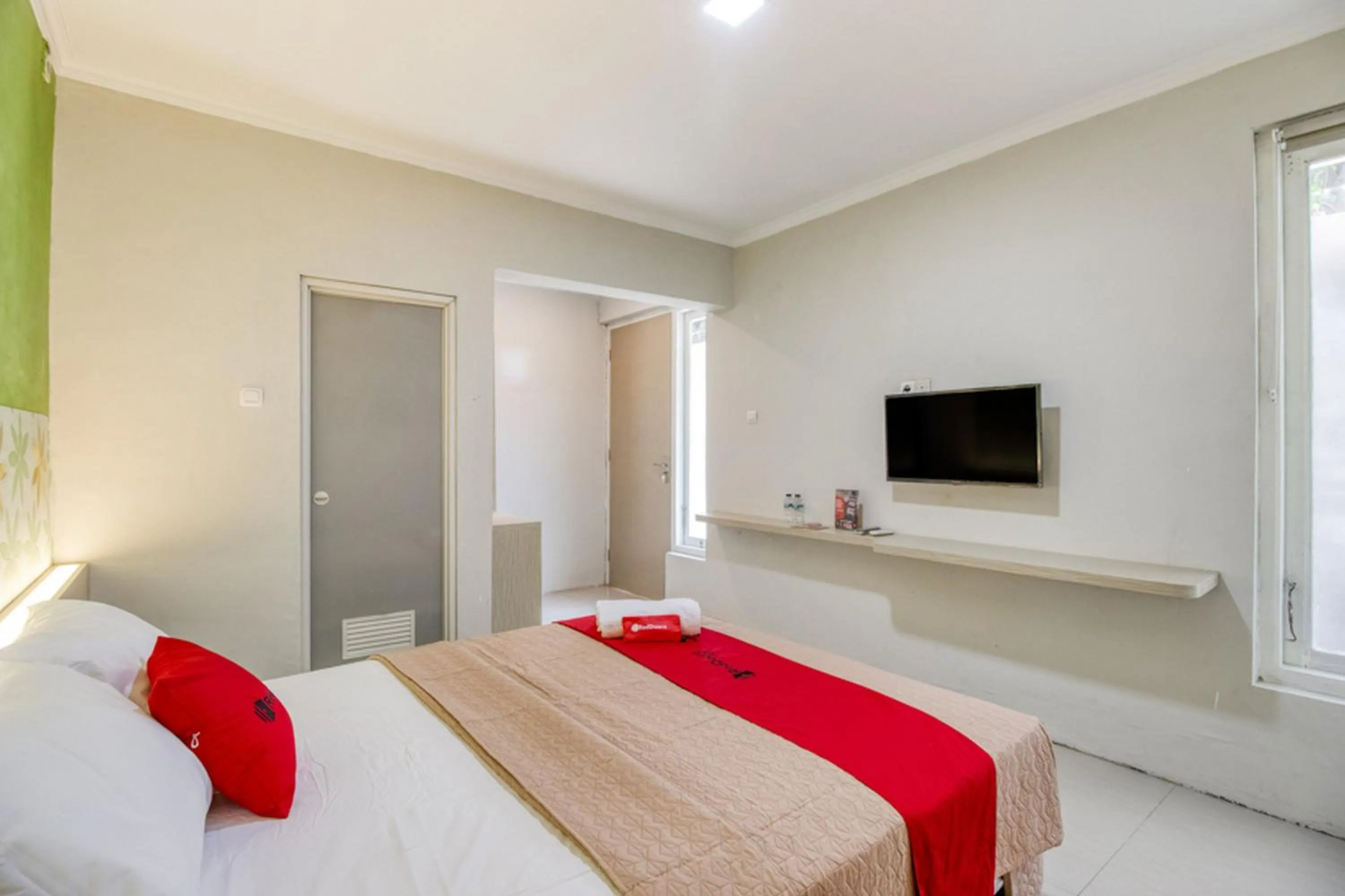 Bed in RedDoorz near Malioboro Tugu Station Jogja 2