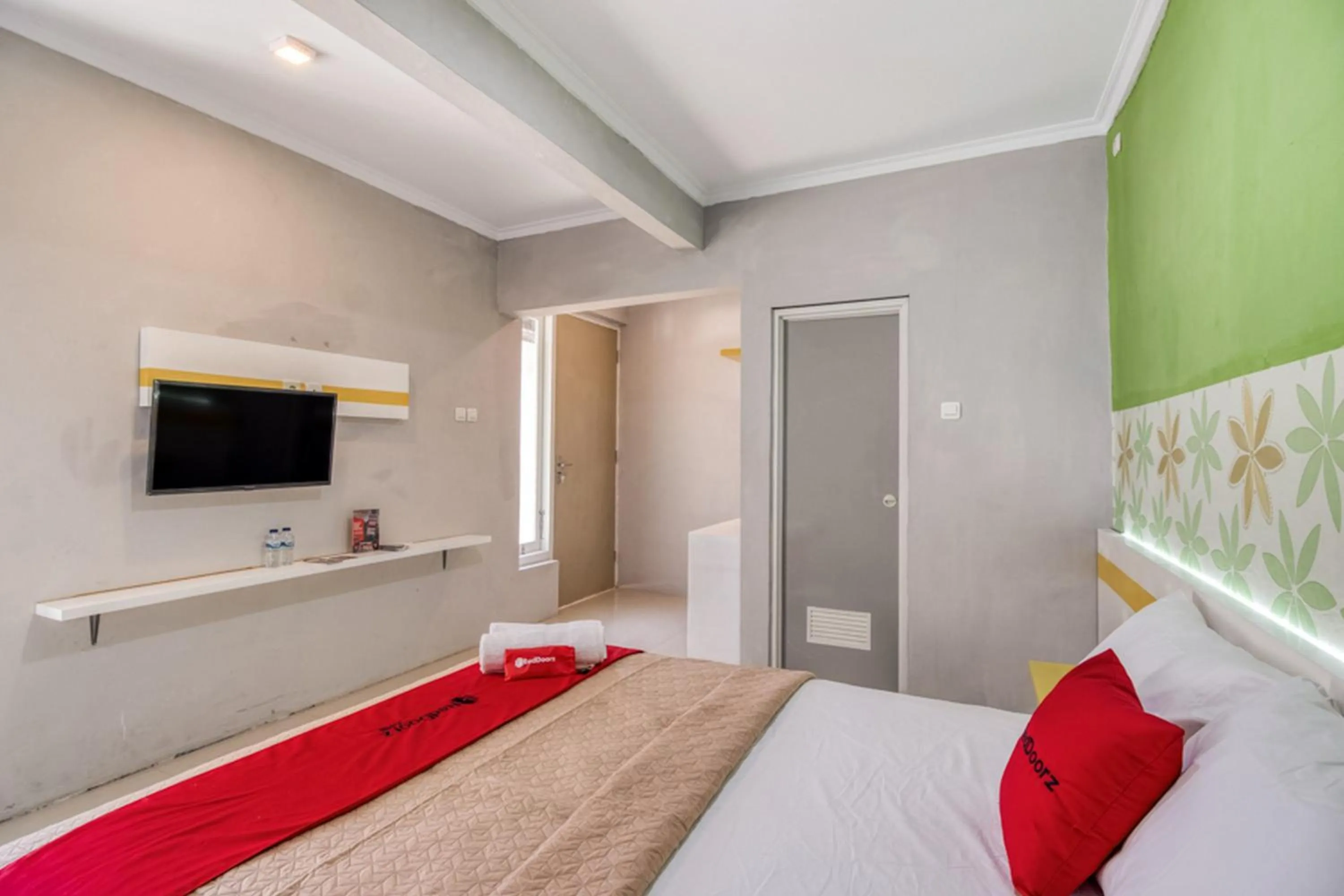 Bed in RedDoorz near Malioboro Tugu Station Jogja 2