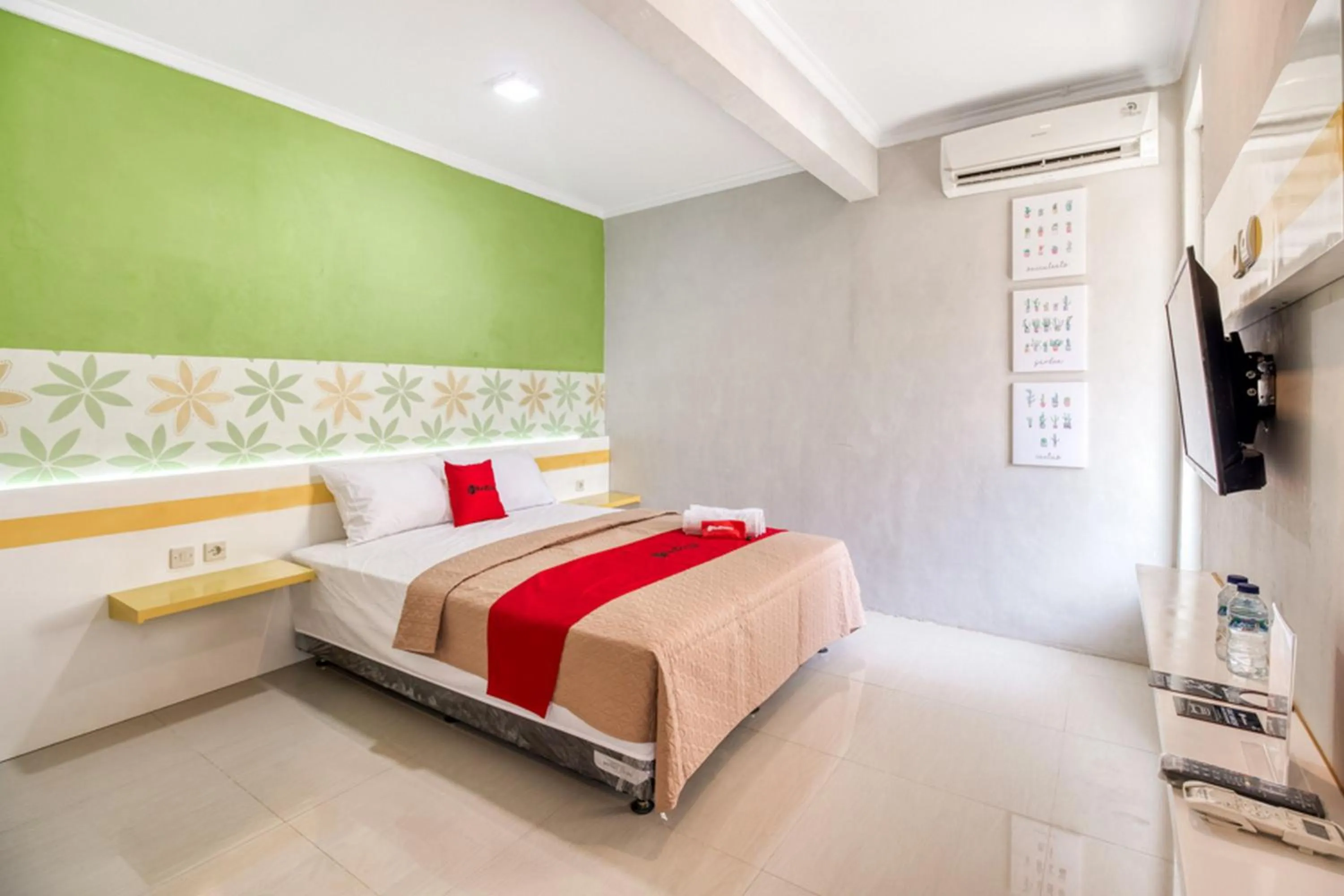 Bed in RedDoorz near Malioboro Tugu Station Jogja 2