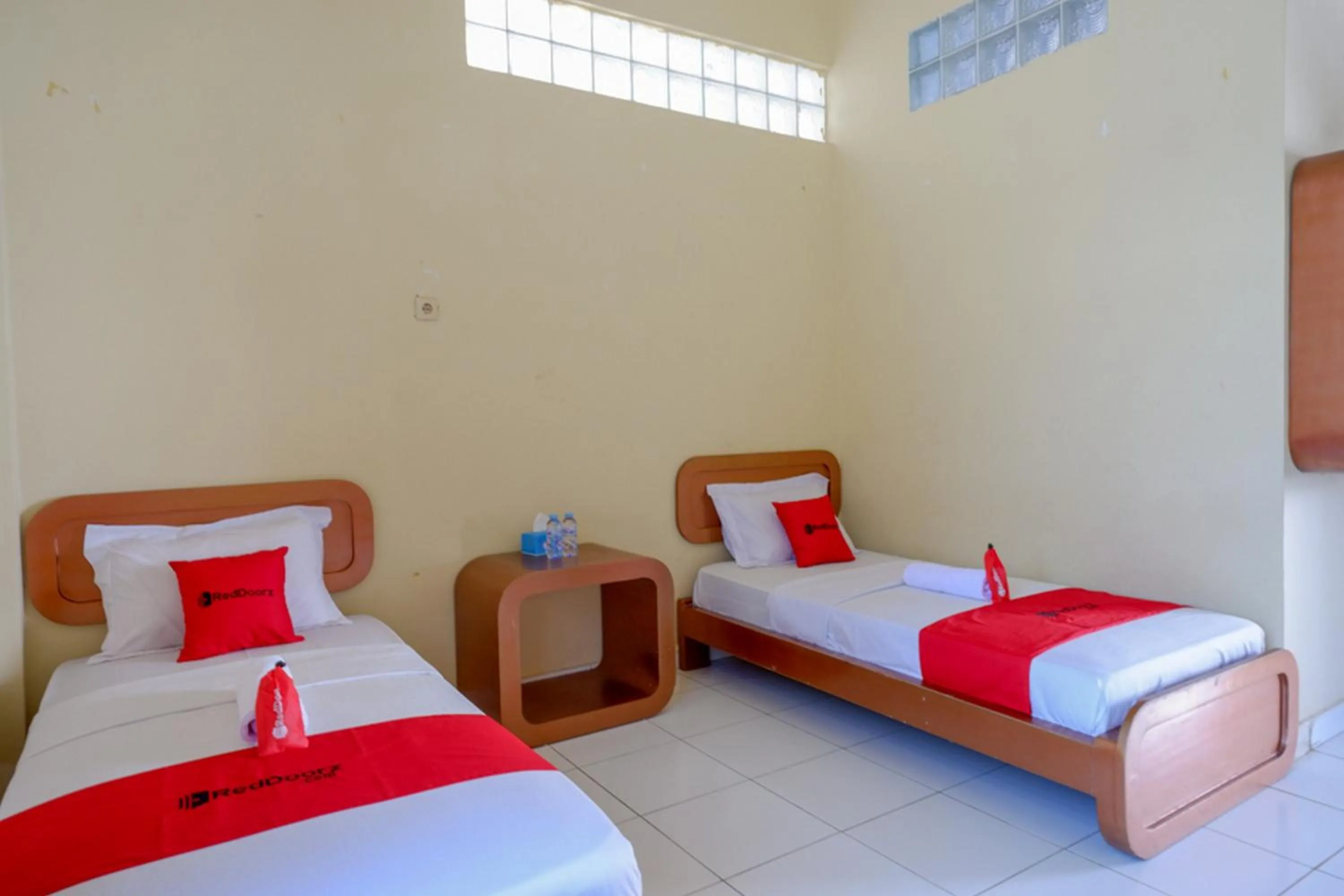 Bedroom, Bed in RedDoorz @ Hotel Horas Palopo