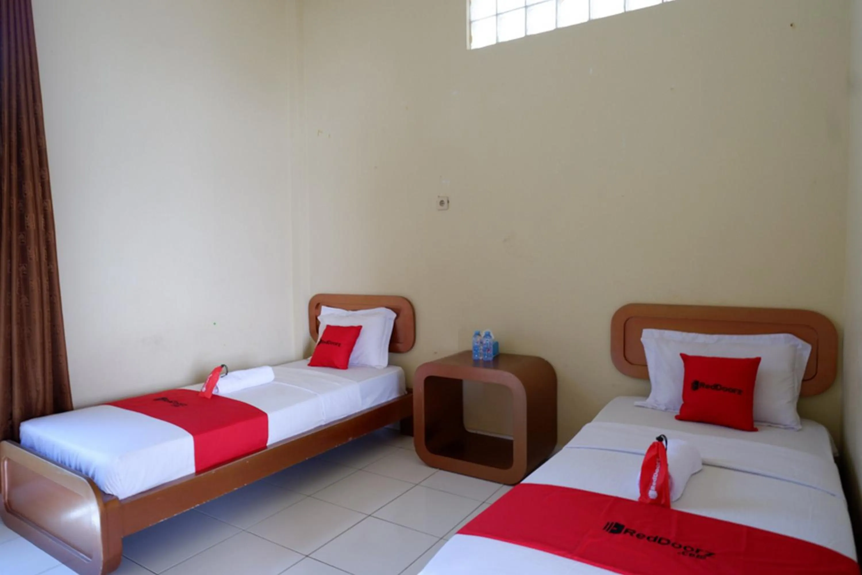 Bed in RedDoorz @ Hotel Horas Palopo