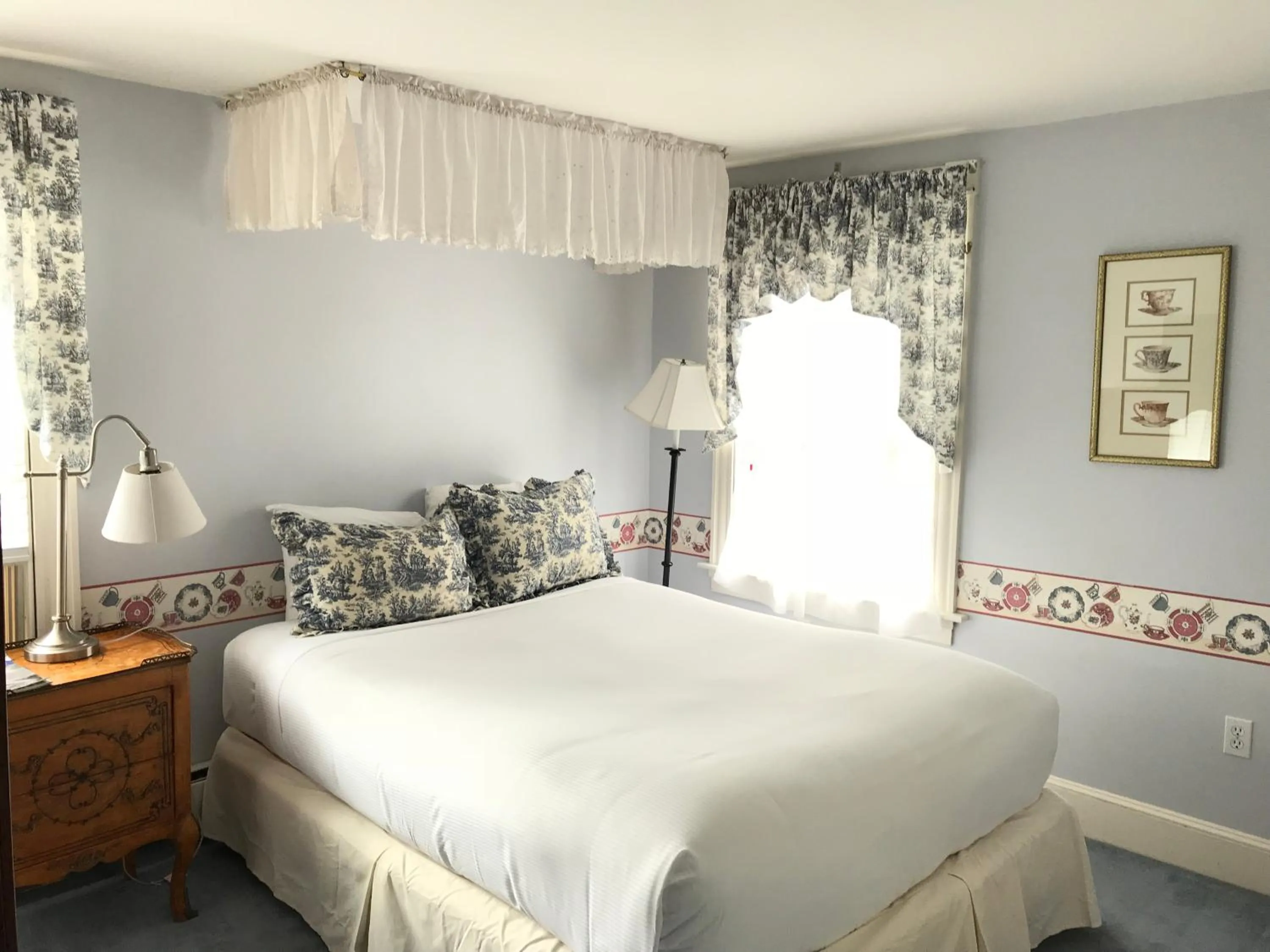 Bed in Cleveland House Inn