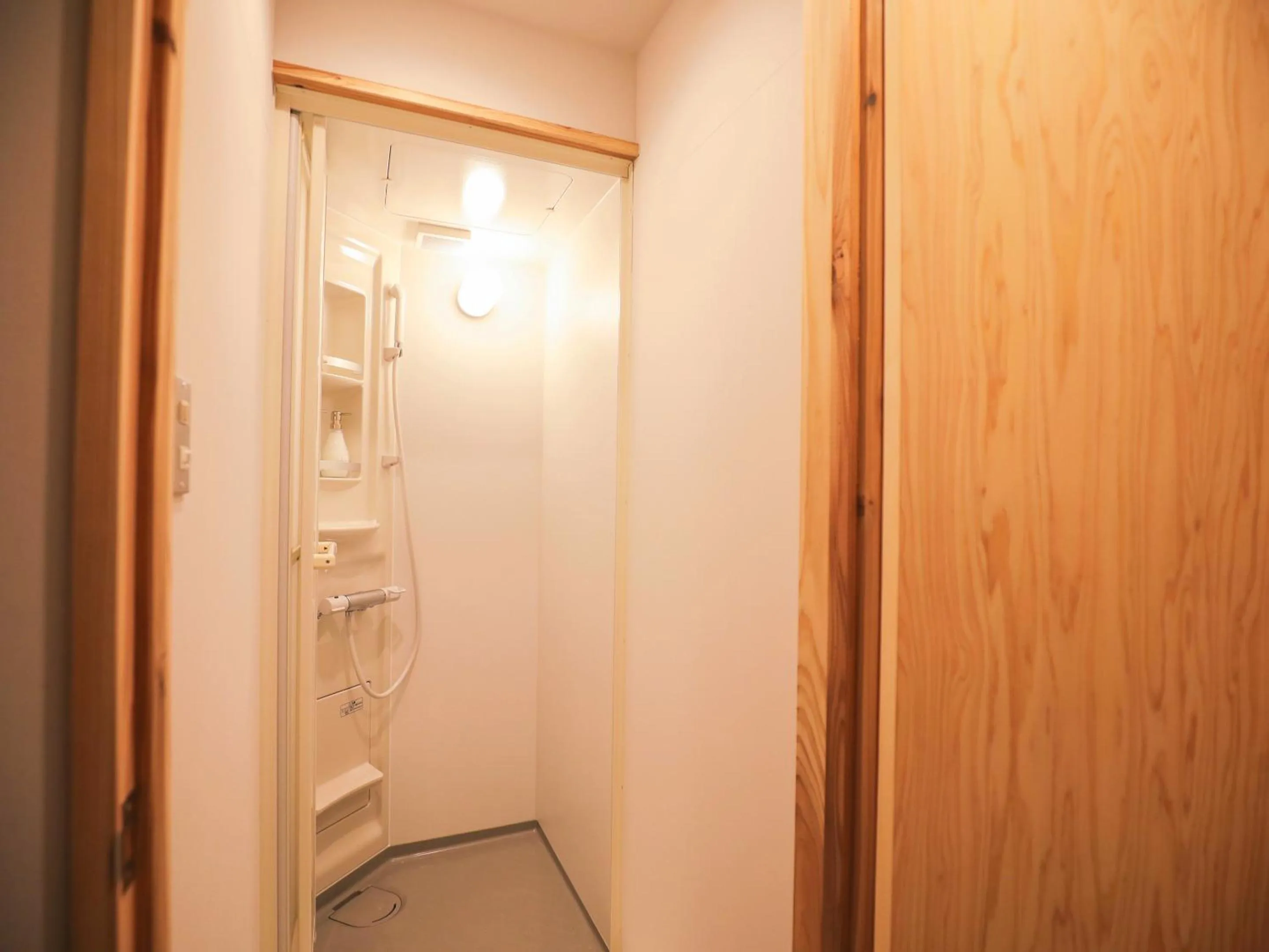 Shower in chAho Hostel Nirasaki / Outdoor Base