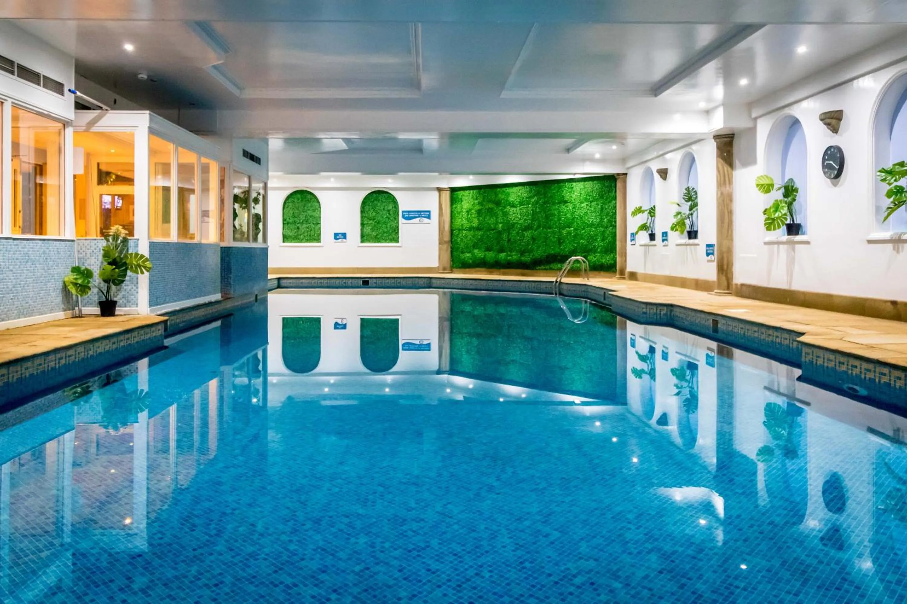 Swimming pool in The Sleepwell Inn