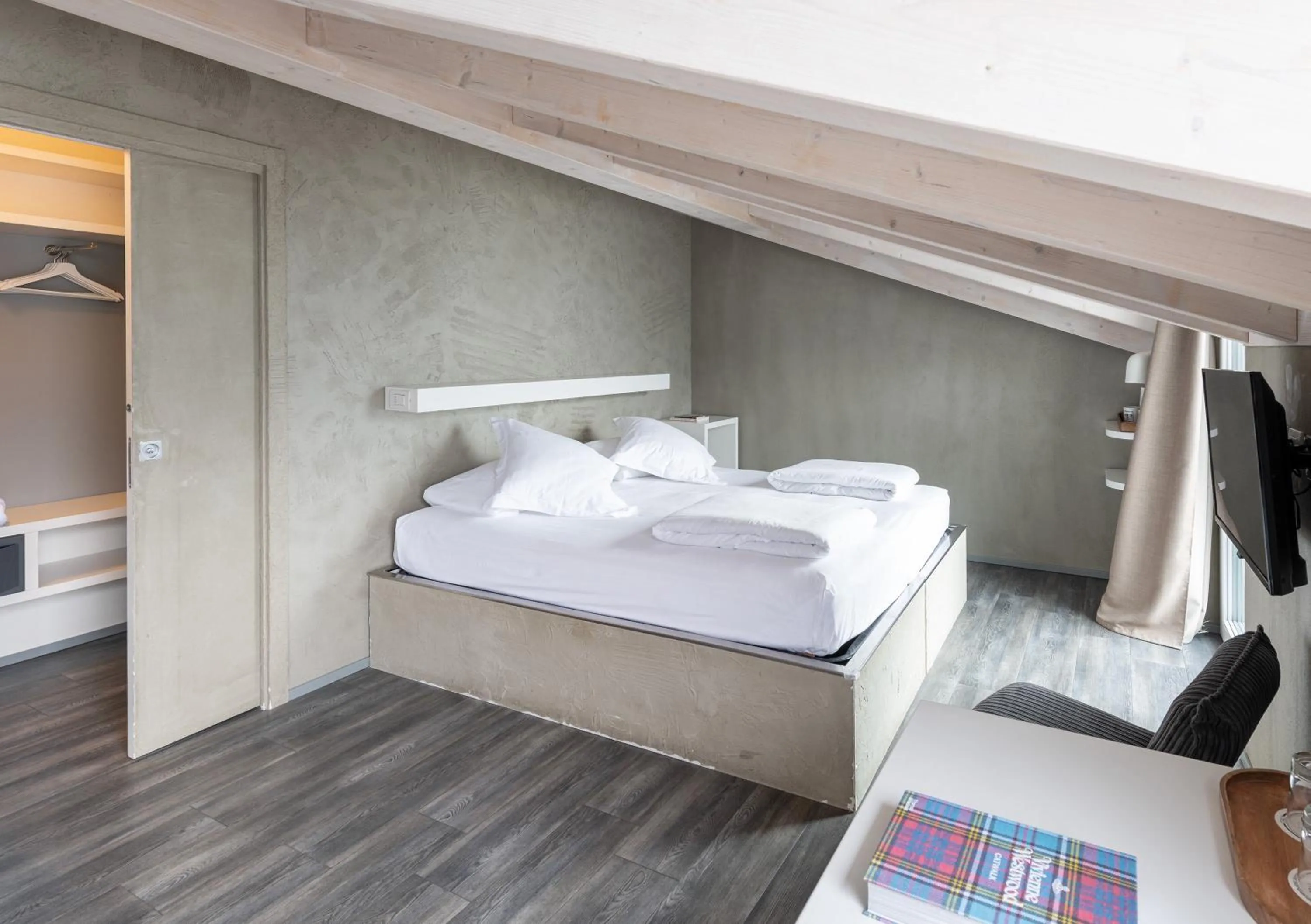 Bedroom, Bed in Hotel Baia Azzurra - Lake Front