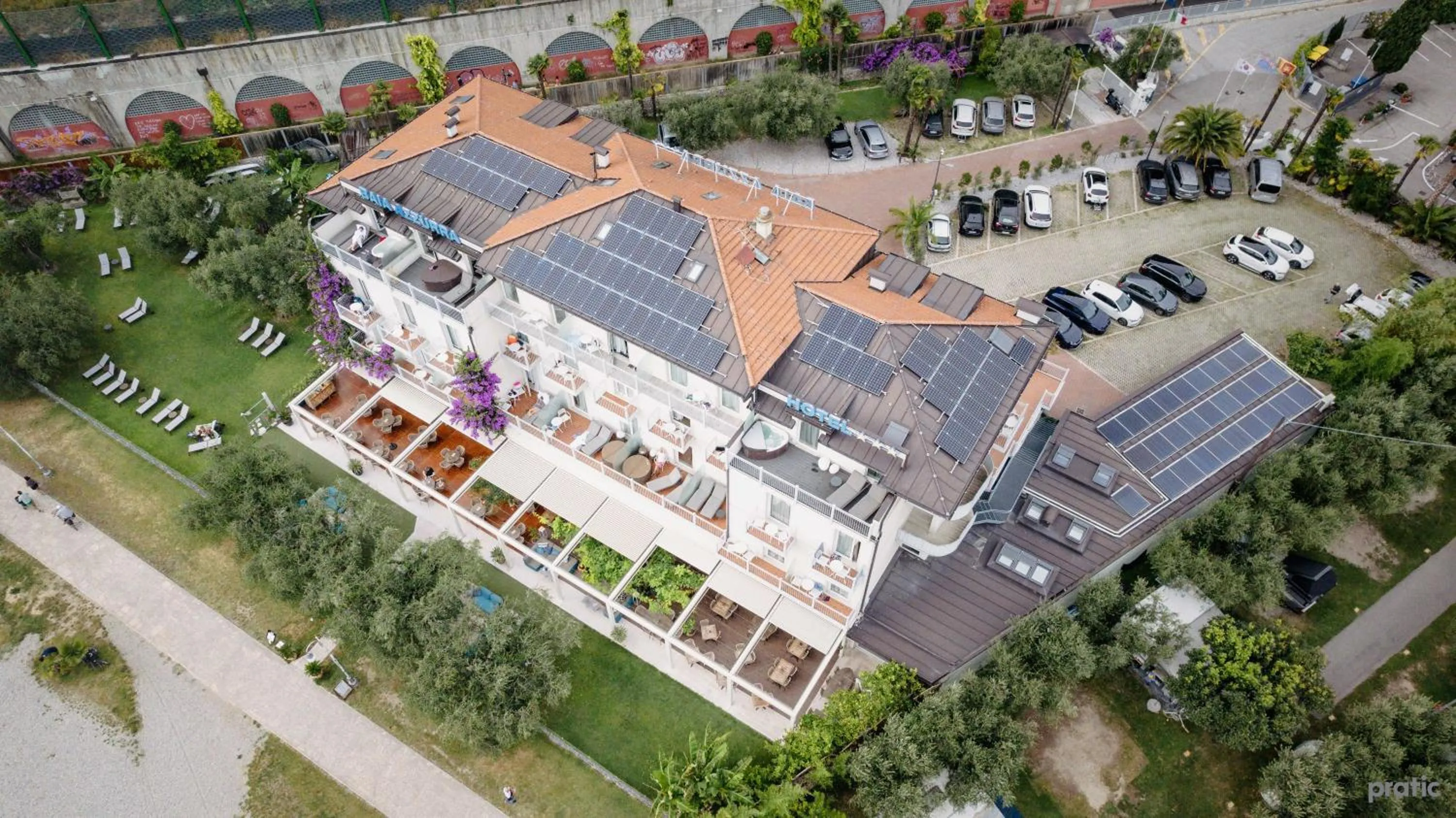 Property building in Hotel Baia Azzurra - Lake Front