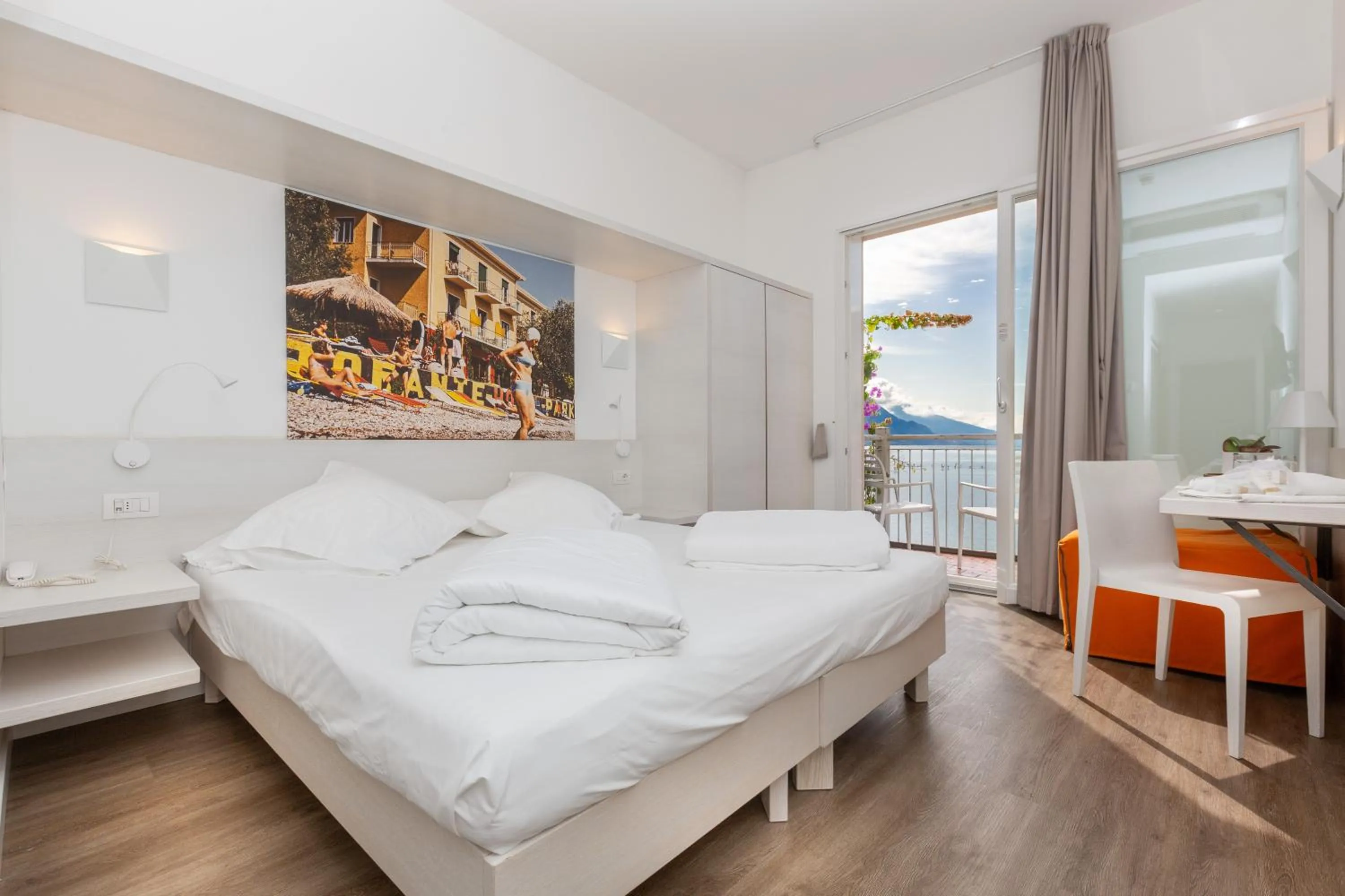 Photo of the whole room, Bed in Hotel Baia Azzurra - Lake Front