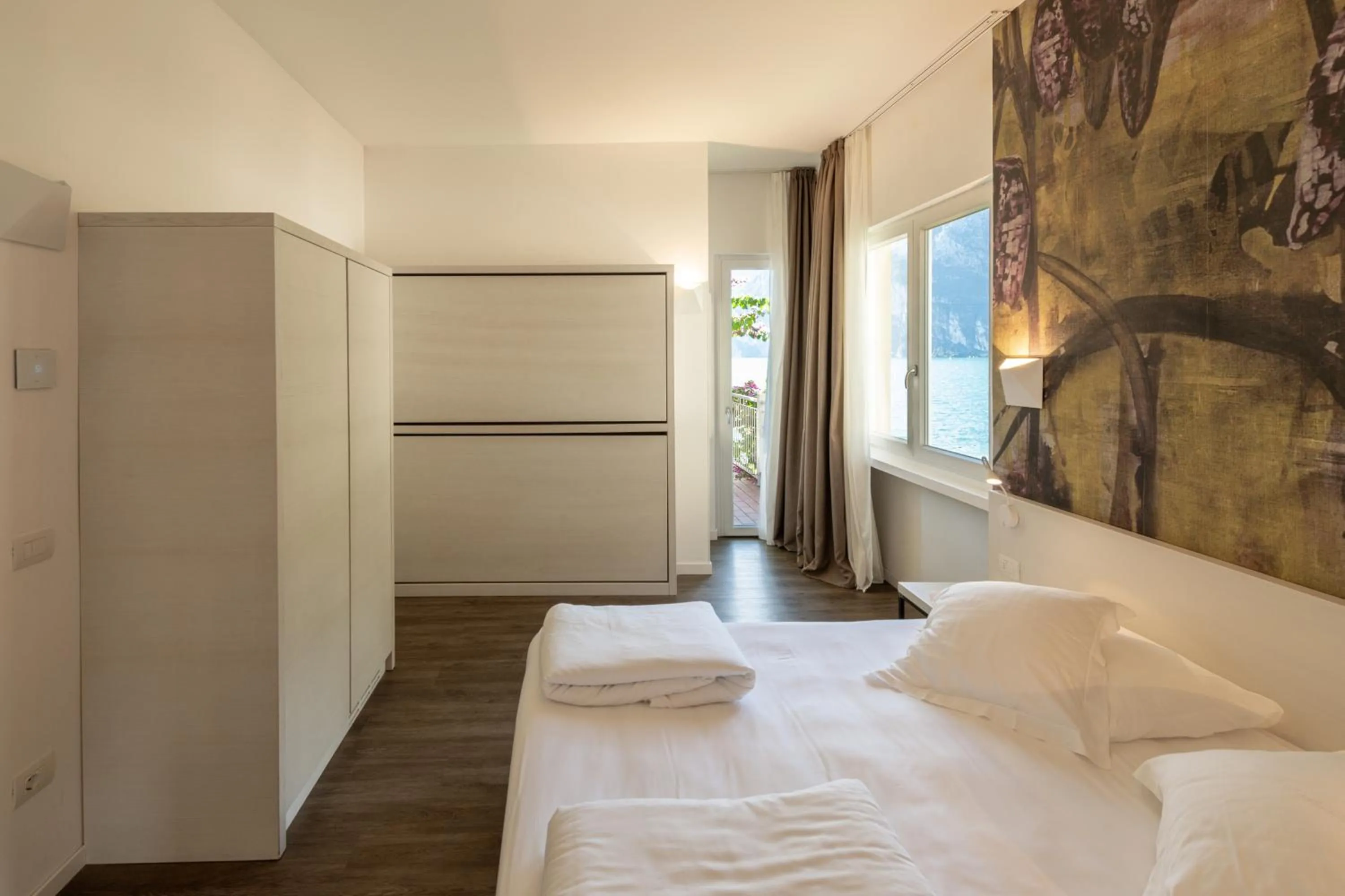 Bedroom, Bed in Hotel Baia Azzurra - Lake Front