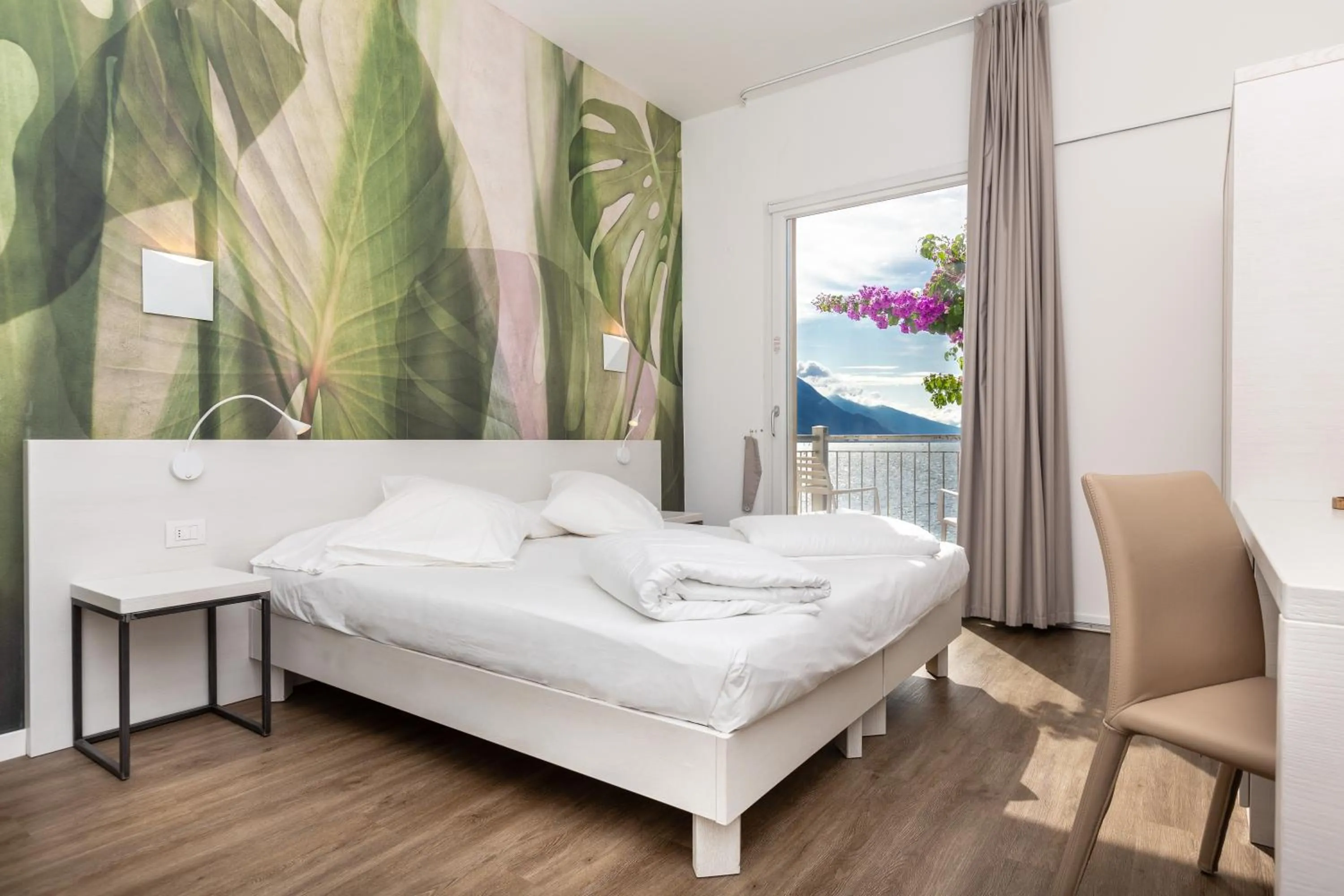 Photo of the whole room, Bed in Hotel Baia Azzurra - Lake Front