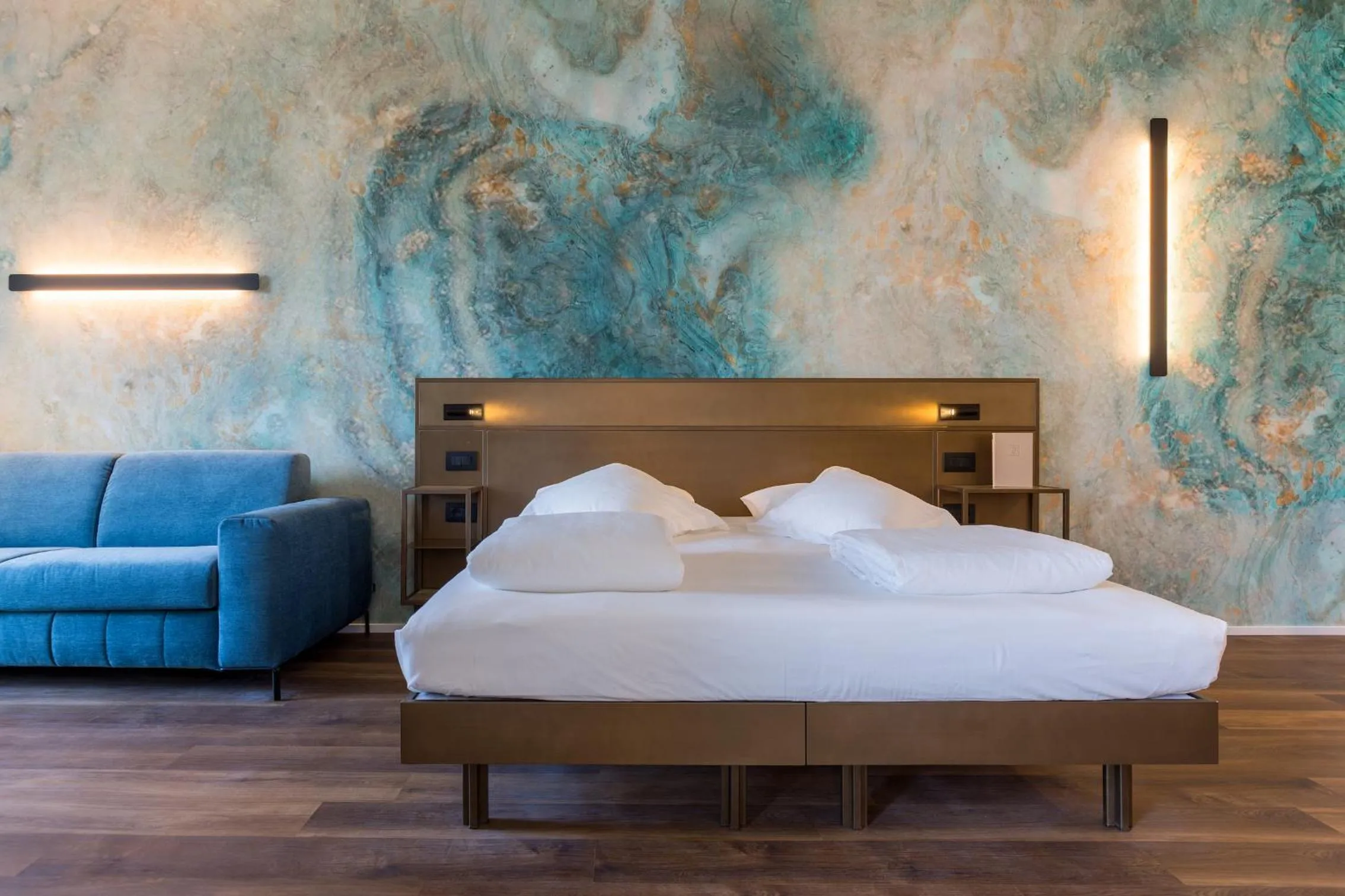Bed in Hotel Baia Azzurra - Lake Front