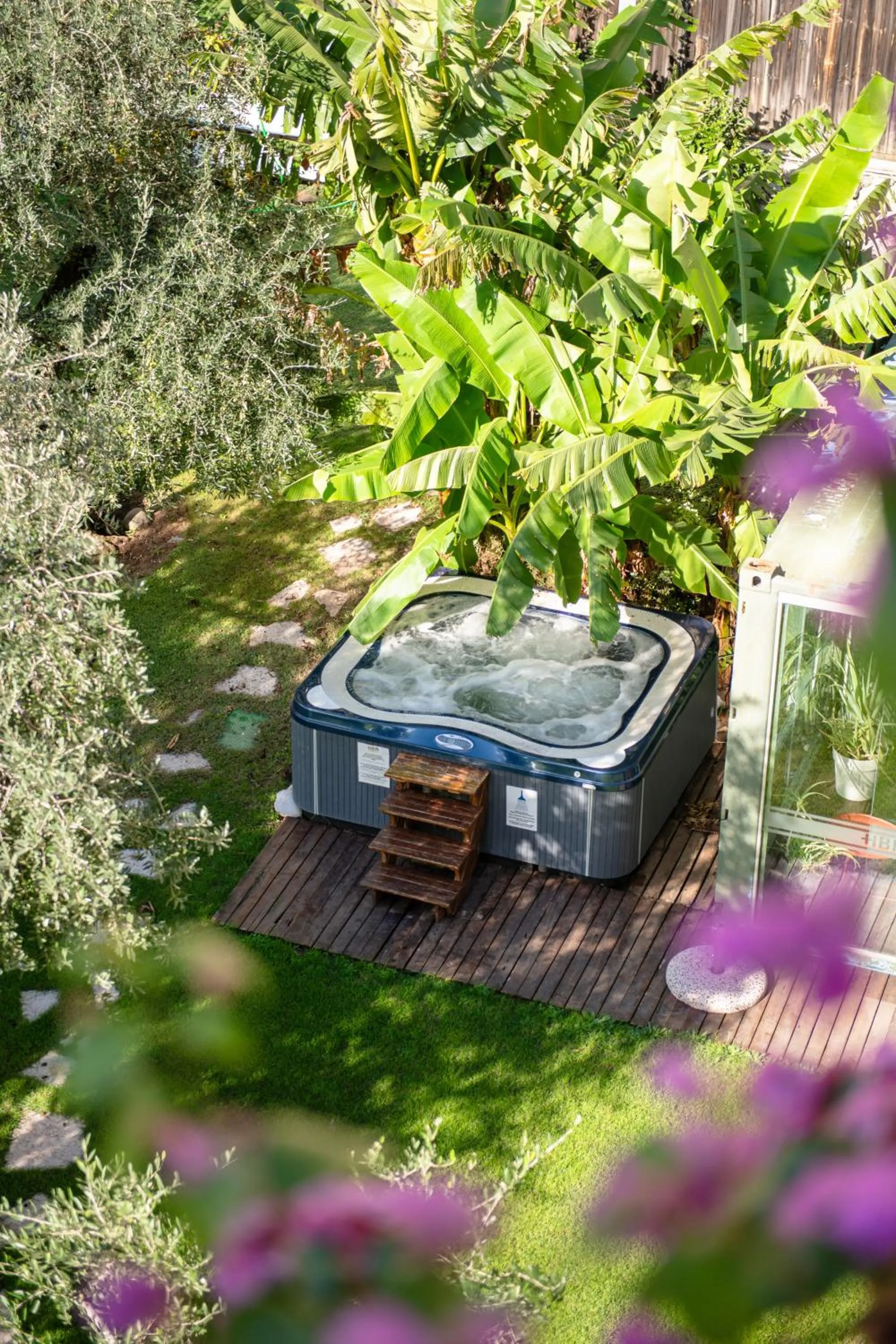 Hot Tub in Hotel Baia Azzurra - Lake Front