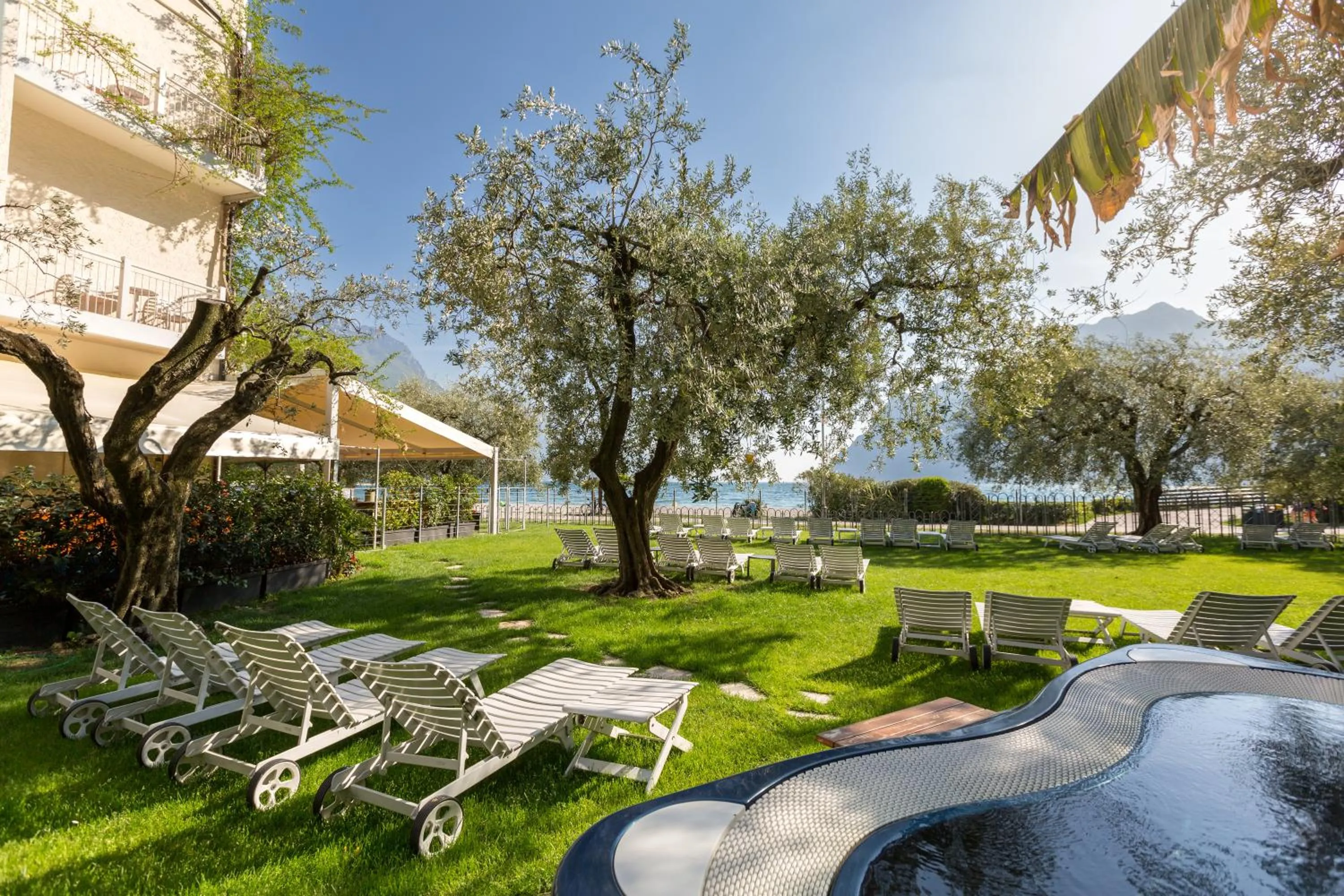 Garden in Hotel Baia Azzurra - Lake Front