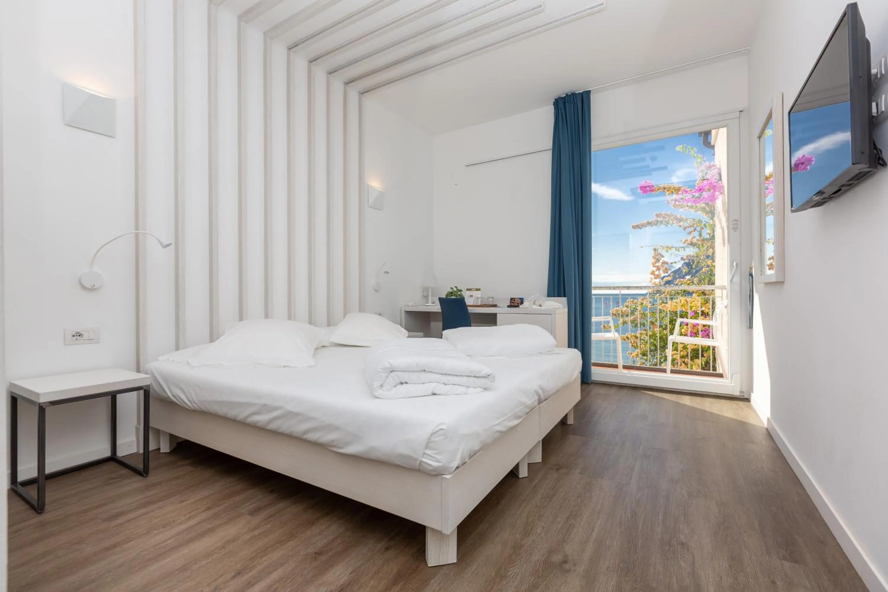 Photo of the whole room, Bed in Hotel Baia Azzurra - Lake Front