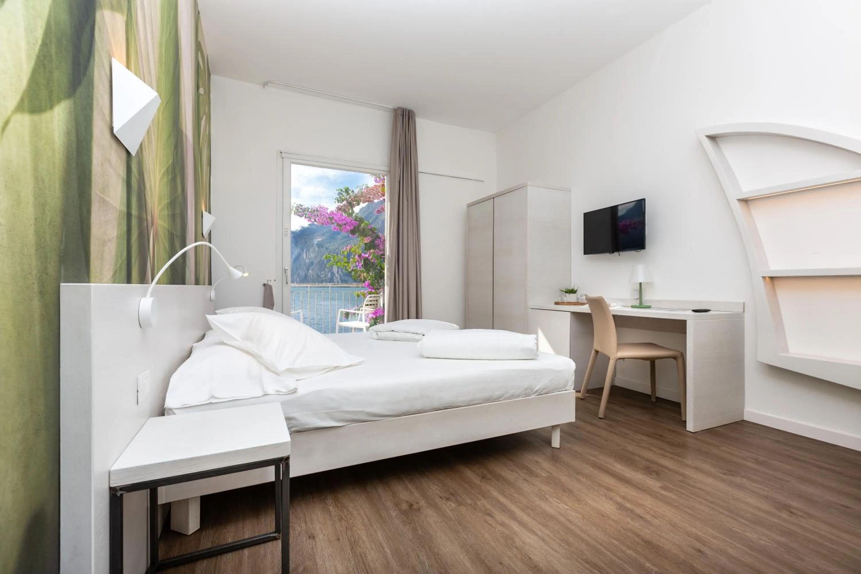 Photo of the whole room, Bed in Hotel Baia Azzurra - Lake Front