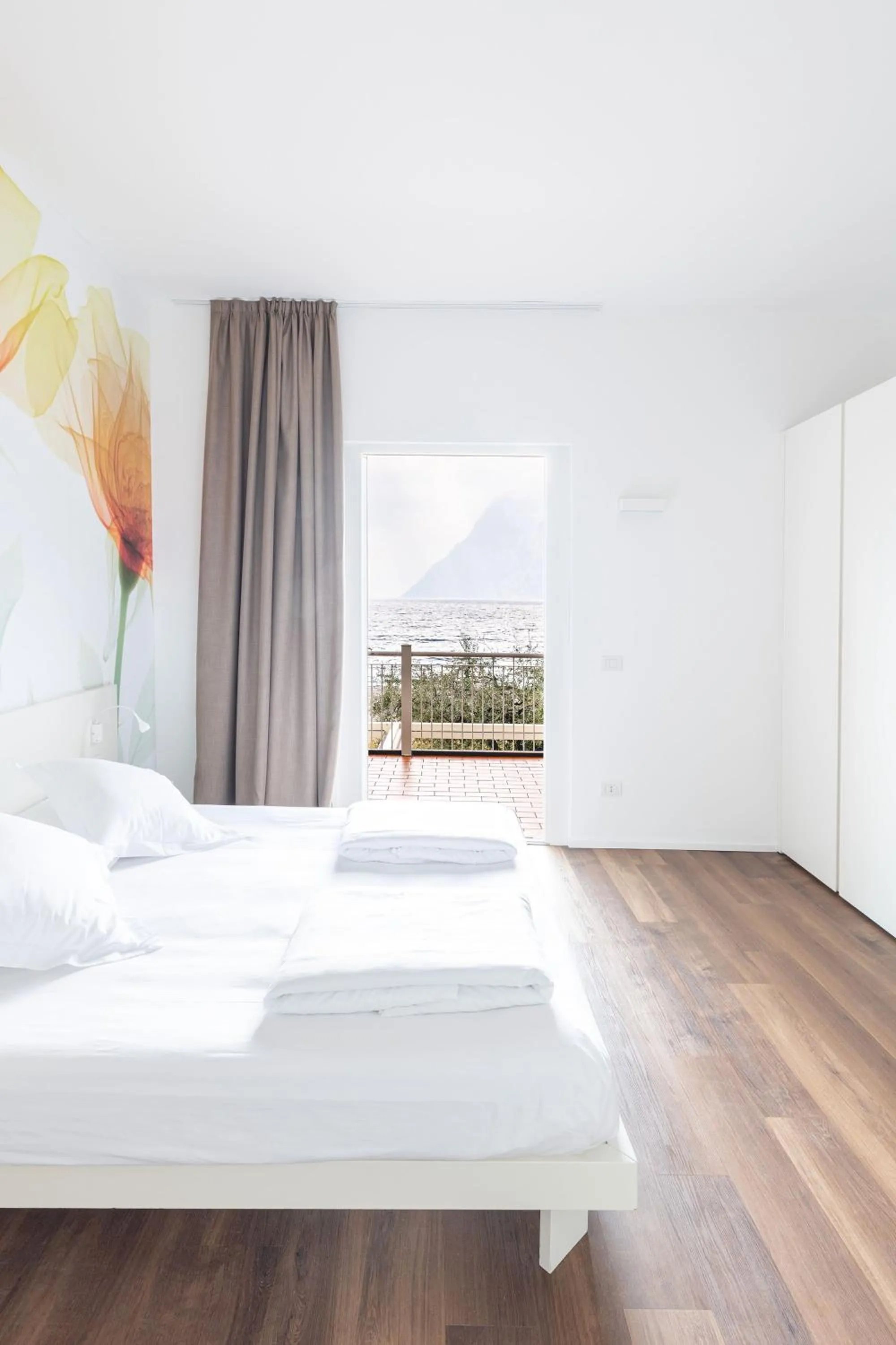 Bedroom, Bed in Hotel Baia Azzurra - Lake Front