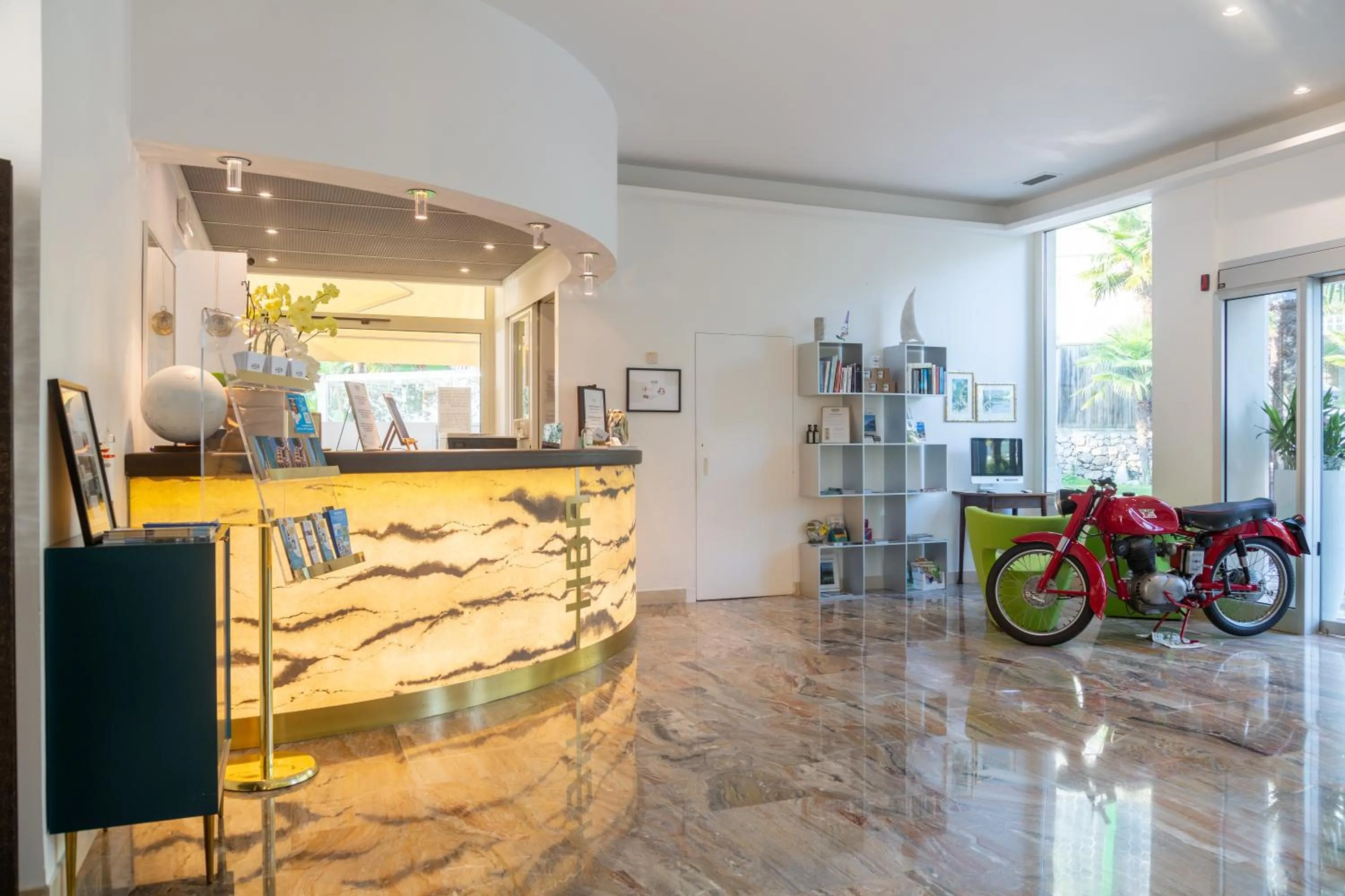 Lobby or reception in Hotel Baia Azzurra - Lake Front