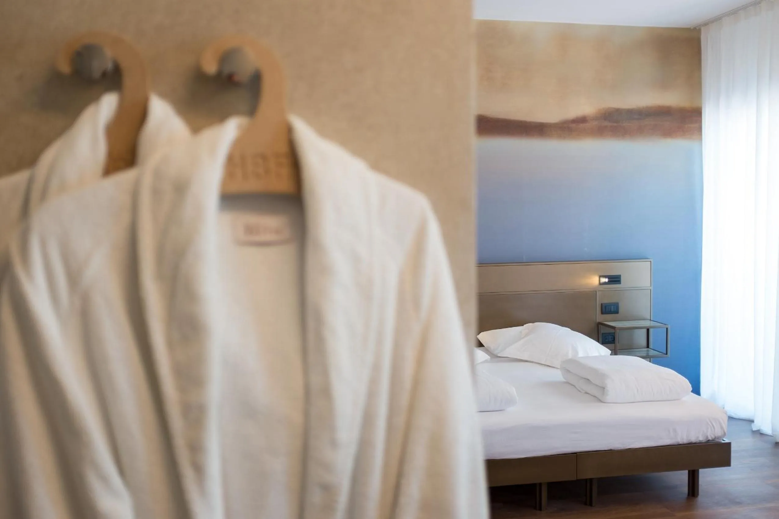 Bathroom, Bed in Hotel Baia Azzurra - Lake Front