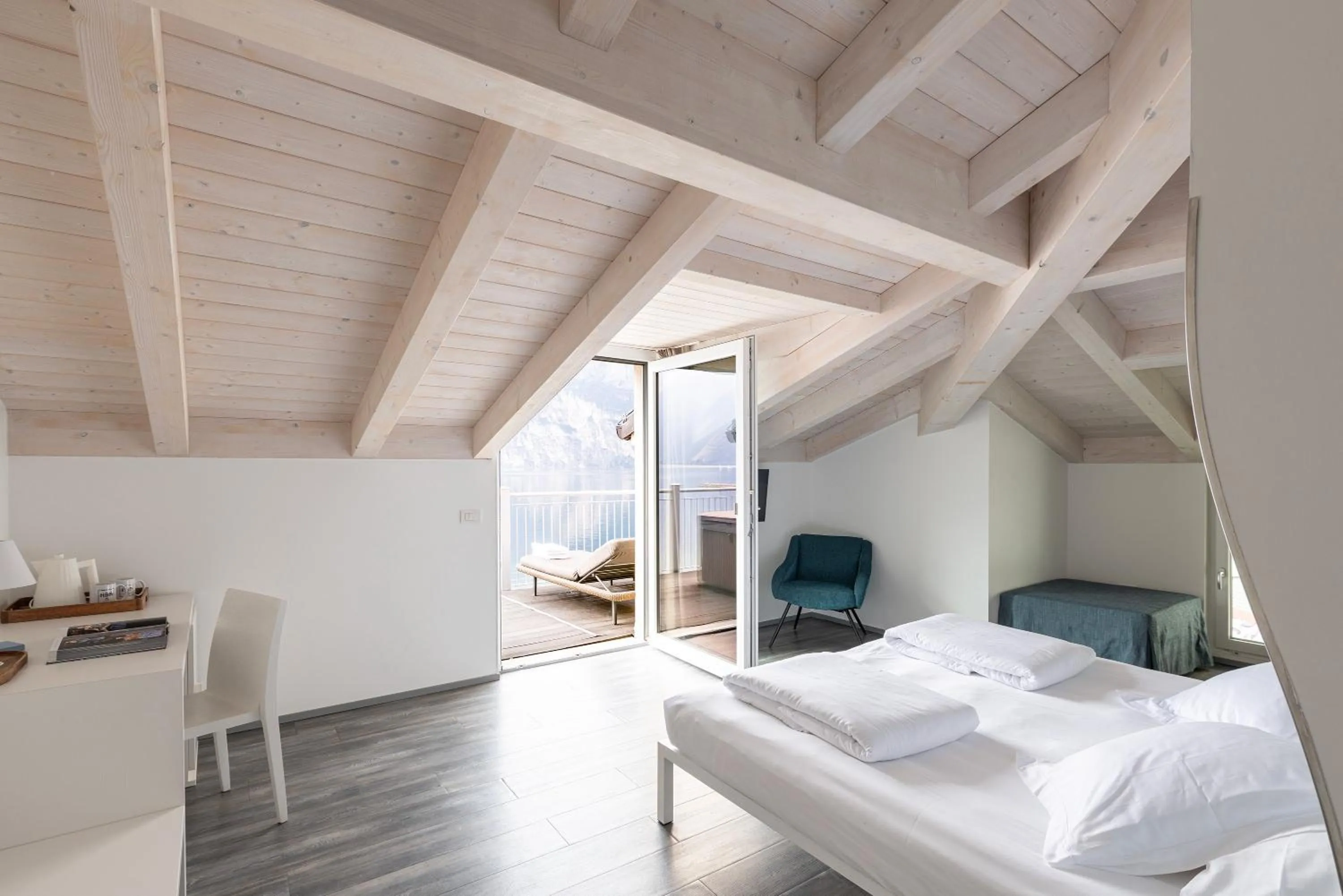 Bedroom, Bed in Hotel Baia Azzurra - Lake Front