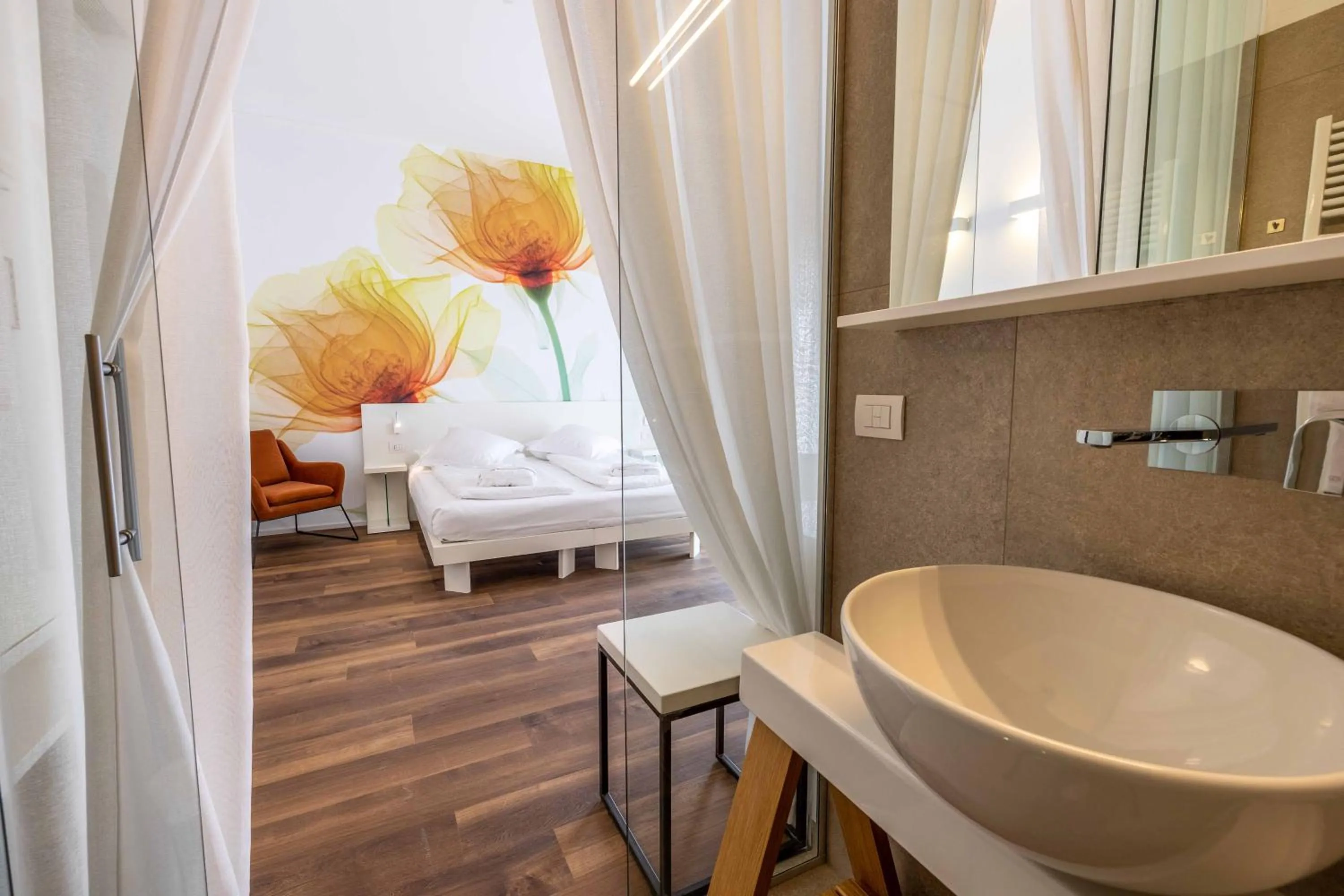 Bathroom, Bed in Hotel Baia Azzurra - Lake Front