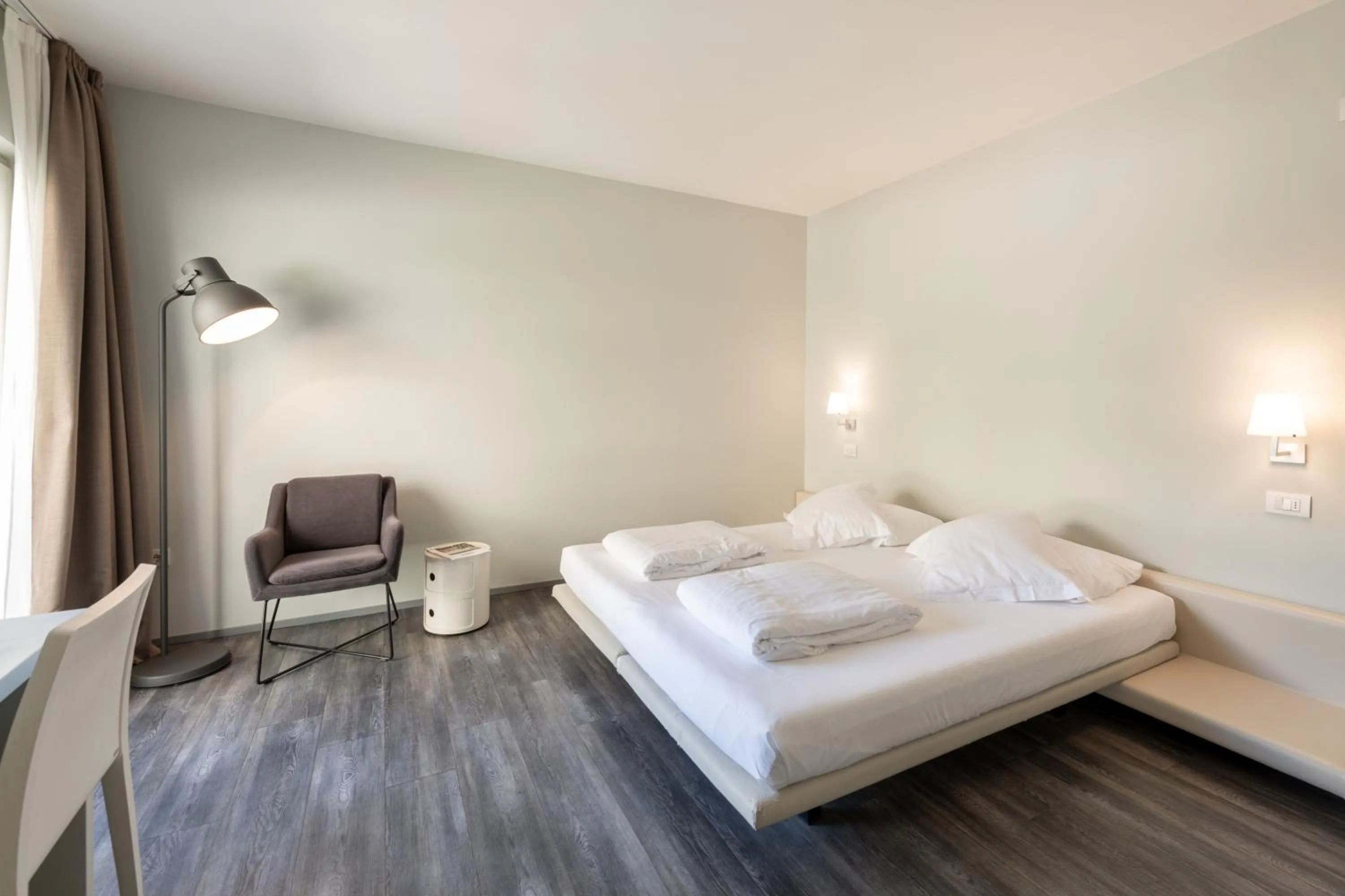 Bedroom, Bed in Hotel Baia Azzurra - Lake Front